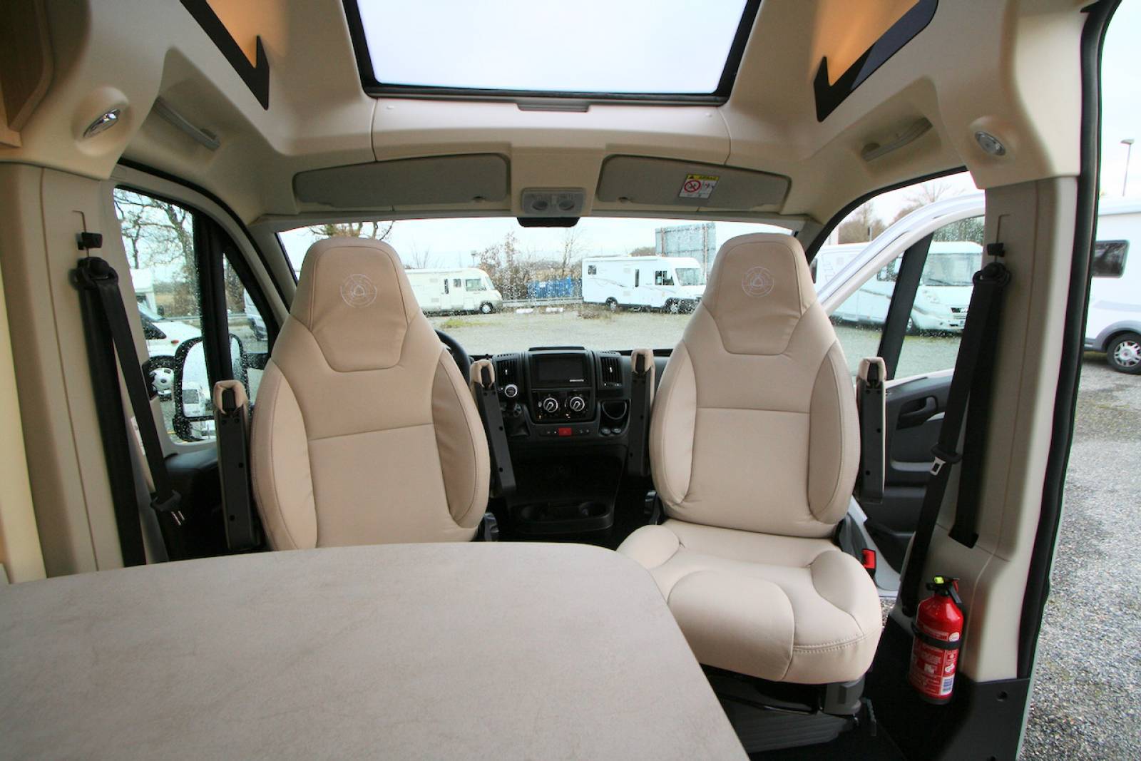 Vente Fourgon/Van aménagé d’occasion, presque neuf, lit sur soute, lit de pavillon, 4 couchages adultes, Campereve Campervan XL Limited, à Roques proche de Toulouse (31)