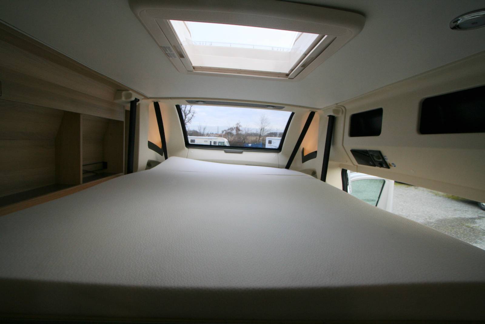 Achat Fourgon/Van aménagé d’occasion, presque neuf, lit sur soute, lit de pavillon, 4 couchages adultes, Campereve Campervan XL Limited, à Roques proche de Toulouse (31)