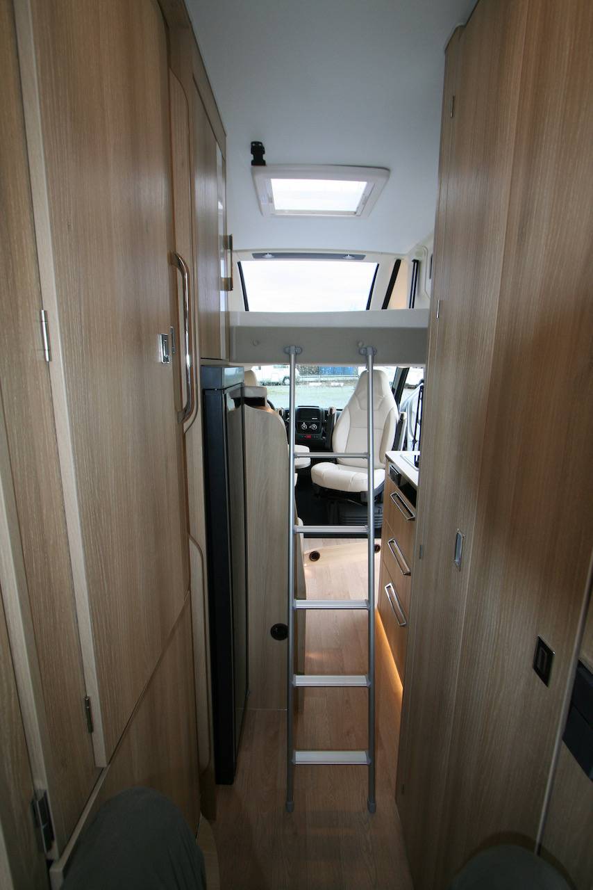 Achat Fourgon/Van aménagé d’occasion, presque neuf, lit sur soute, lit de pavillon, 4 couchages adultes, Campereve Campervan XL Limited, à Roques proche de Toulouse (31)