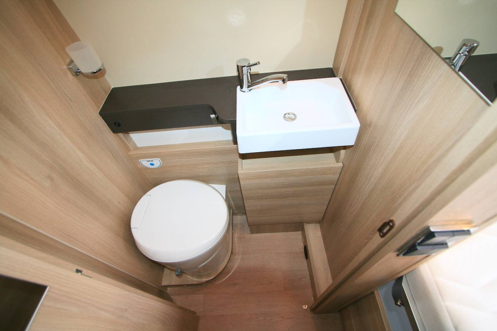 Vente Fourgon/Van aménagé d’occasion, presque neuf, lit sur soute, lit de pavillon, 4 couchages adultes, Campereve Campervan XL Limited, à Roques proche de Toulouse (31)