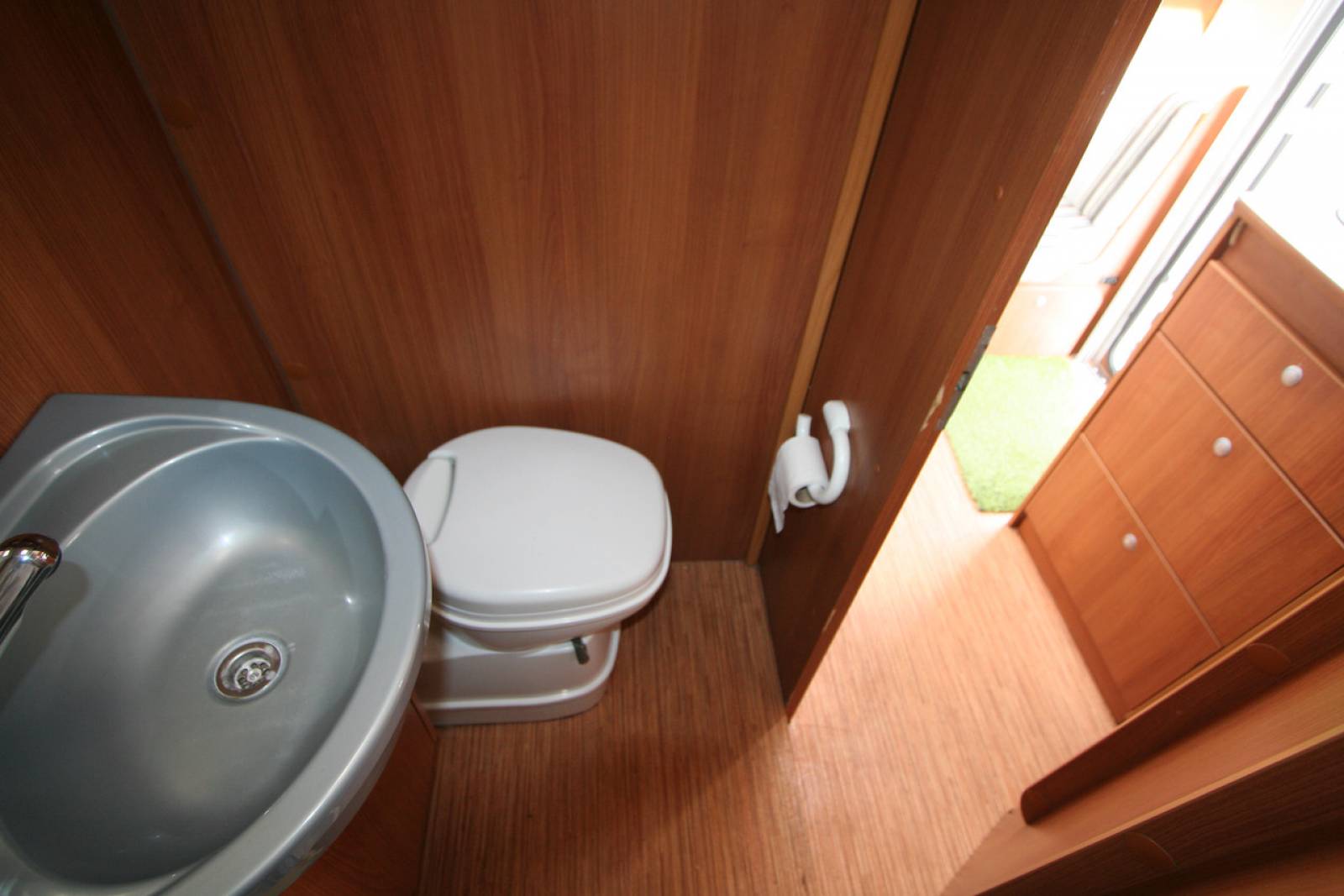 Camping-car profilé d’occasion, lit central, climatisation cellule, 4 places, 3 couchages, Capron Carado Mobil T 449, à Roques sur Garonne proche de Toulouse (31)