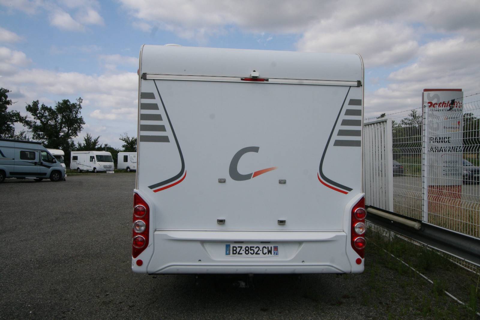 Vente Camping-car profilé d’occasion, lit central, climatisation cellule, 4 places, 3 couchages, Capron Carado Mobil T 449, à Roques sur Garonne proche de Toulouse (31)