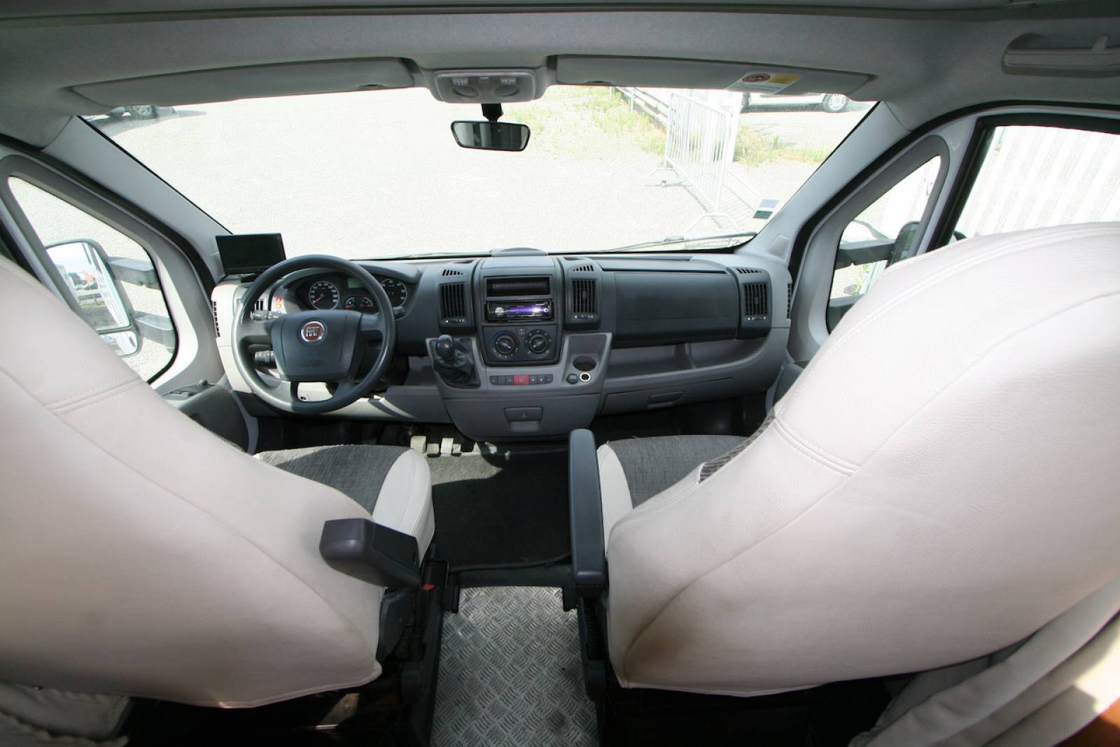 Achat Camping-car profilé d’occasion, lit central, climatisation cellule, 4 places, 3 couchages, Capron Carado Mobil T 449, à Roques sur Garonne proche de Toulouse (31)