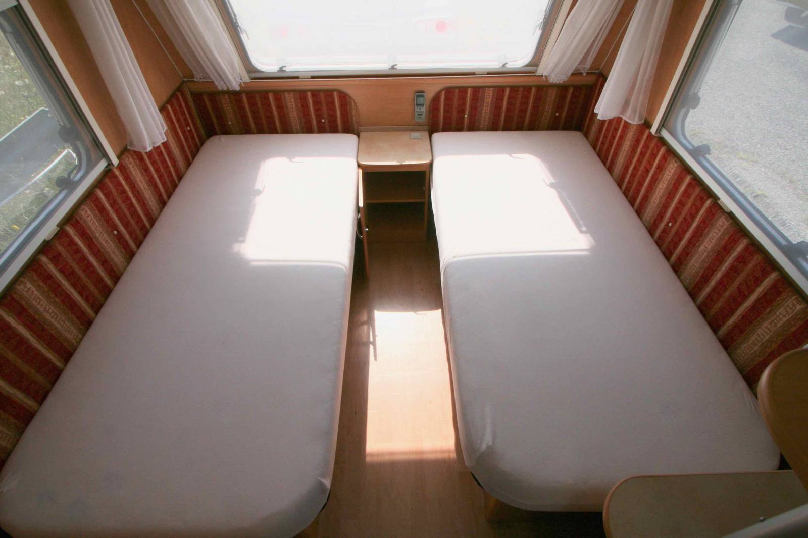 Vend Caravane occasion, 4 places, lits jumeaux, Caravelair Ambiance 450 Style, à Roques proche de Toulouse 31.