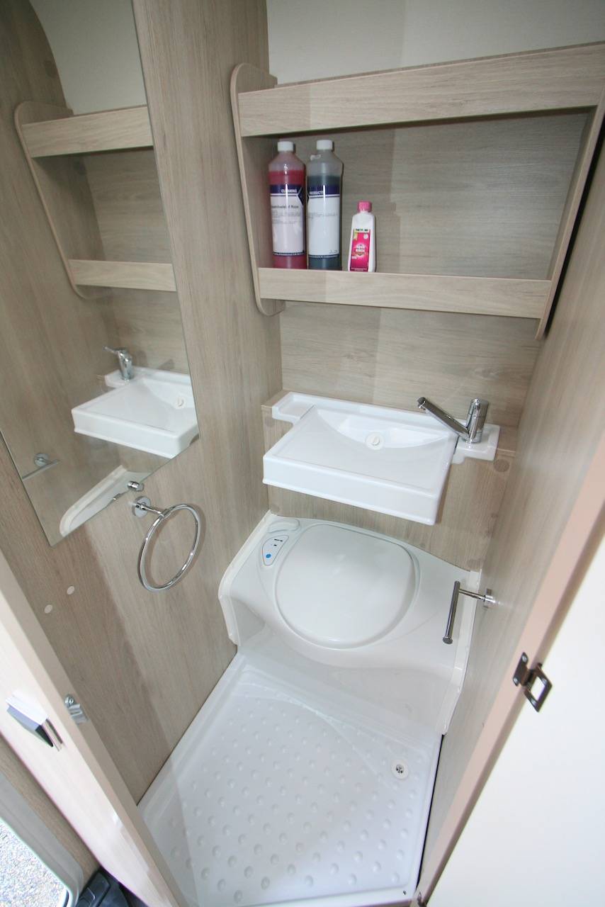 Caravane occasion presque neuve, lit de milieu, 3 couchages, Caravelair Alba 460, à Roques proche de Toulouse (31)