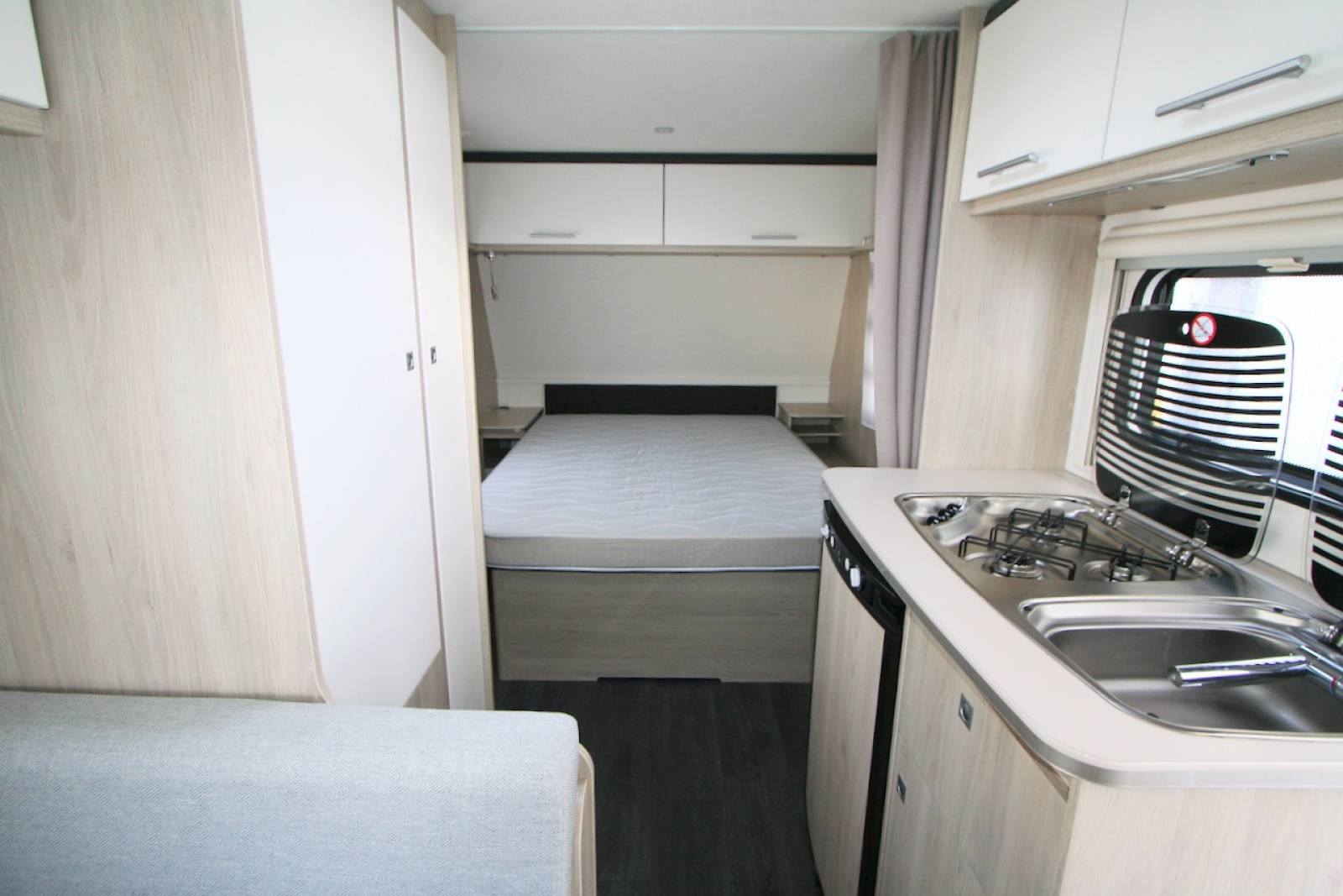 Caravane occasion presque neuve, lit de milieu, 3 couchages, Caravelair Alba 460, à Roques proche de Toulouse (31)