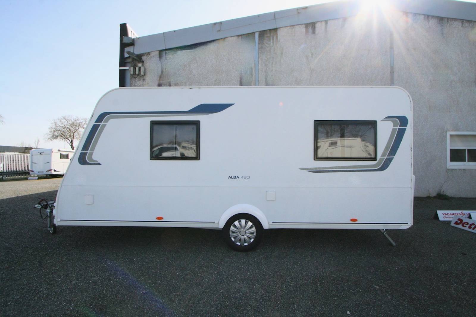 Vend Caravane occasion presque neuve, lit de milieu, 3 couchages, Caravelair Alba 460, à Roques proche de Toulouse (31)