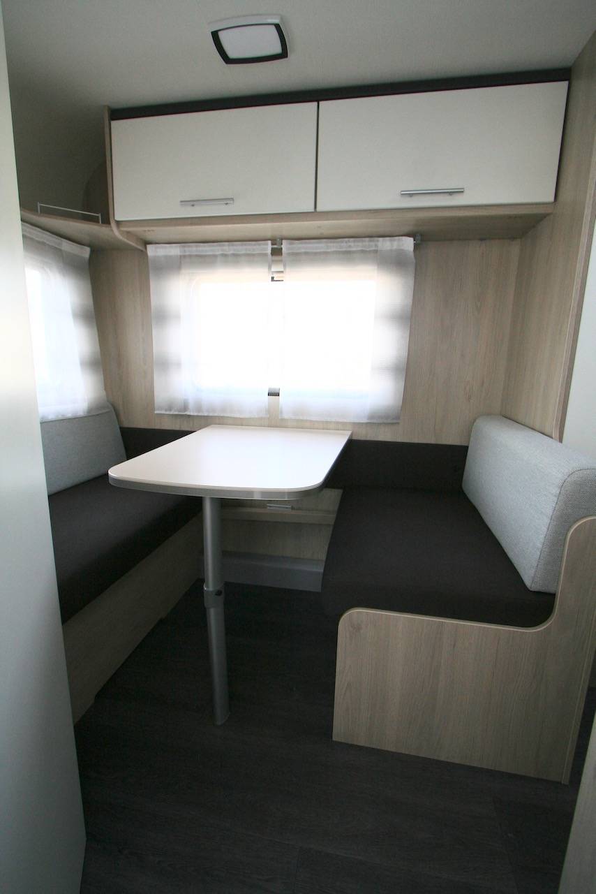 Vend Caravane occasion presque neuve, lit de milieu, 3 couchages, Caravelair Alba 460, à Roques proche de Toulouse (31)