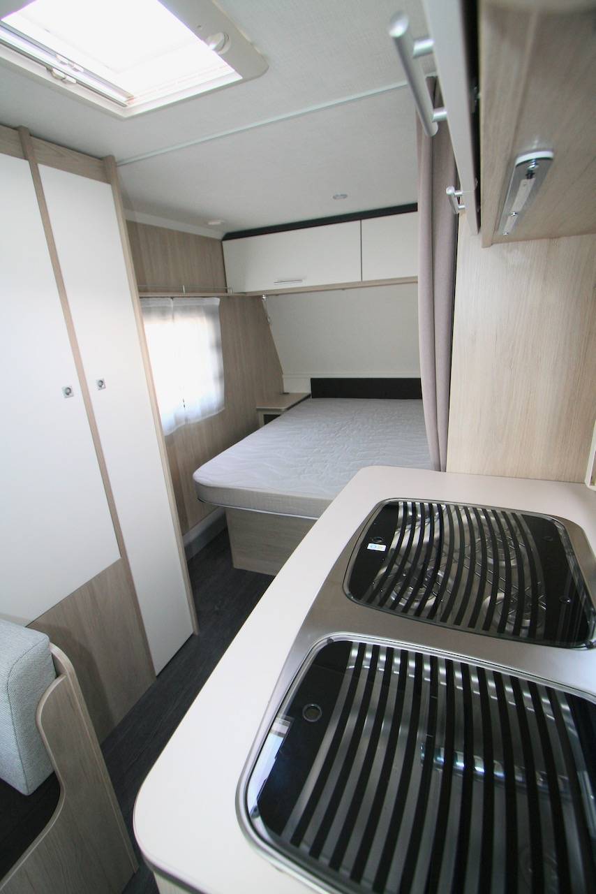 Caravane occasion presque neuve, lit de milieu, 3 couchages, Caravelair Alba 460, à Roques proche de Toulouse (31)