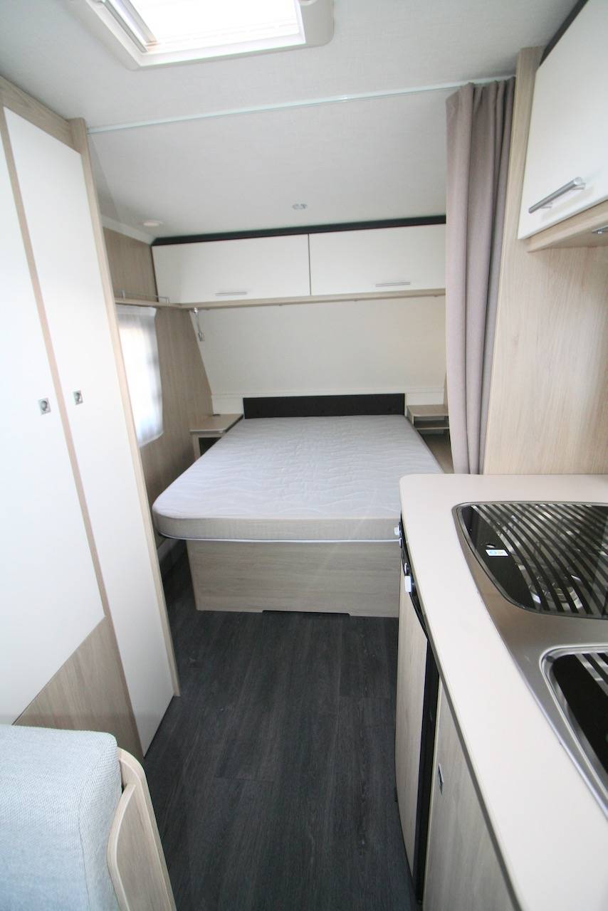 Caravane occasion presque neuve, lit de milieu, 3 couchages, Caravelair Alba 460, à Roques proche de Toulouse (31)