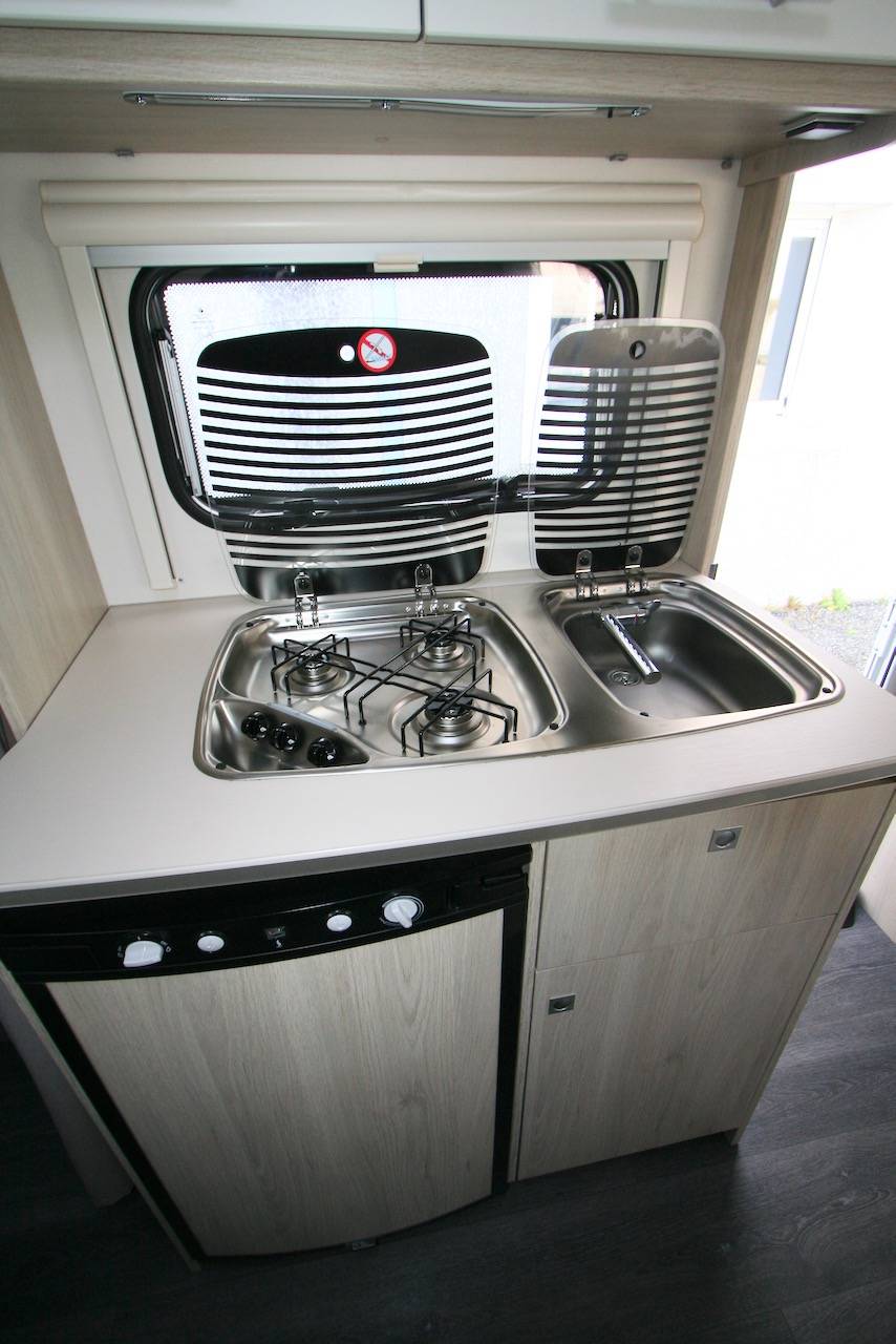 Vend Caravane occasion presque neuve, lit de milieu, 3 couchages, Caravelair Alba 460, à Roques proche de Toulouse (31)