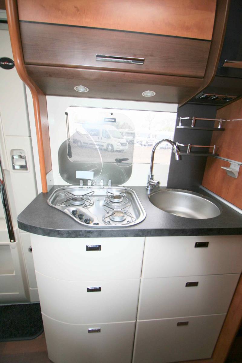 Achat Camping-car intégral occasion, moins de 7 m, 4 places, lits jumeaux et de pavillon, Carthago Compactline I 143 LE, à Roques près de Toulouse (31)