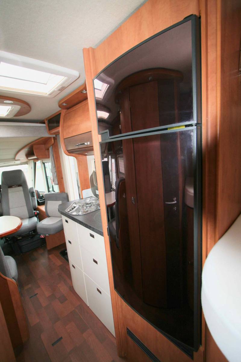 Camping-car intégral occasion, moins de 7 m, 4 places, lits jumeaux et de pavillon, Carthago Compactline I 143 LE, à Roques près de Toulouse (31)