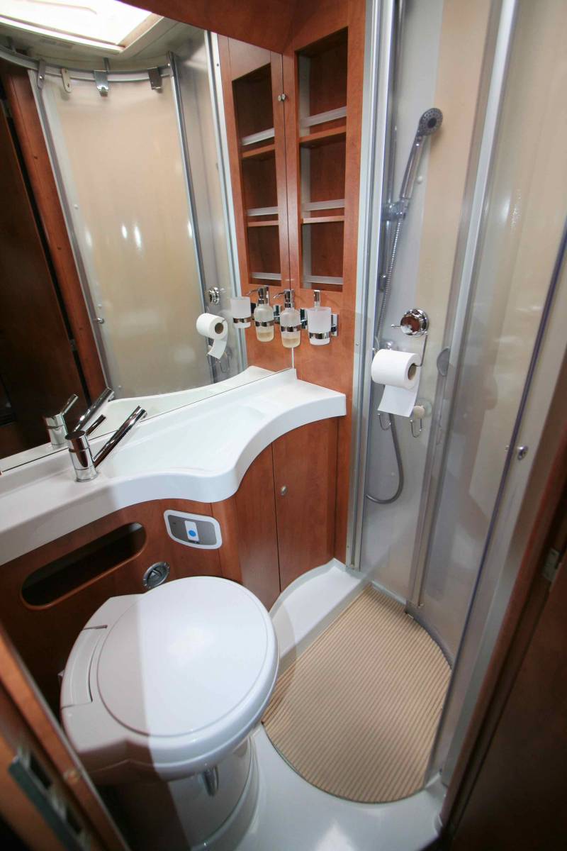 Vend Camping-car intégral occasion, moins de 7 m, 4 places, lits jumeaux et de pavillon, Carthago Compactline I 143 LE, à Roques près de Toulouse (31)