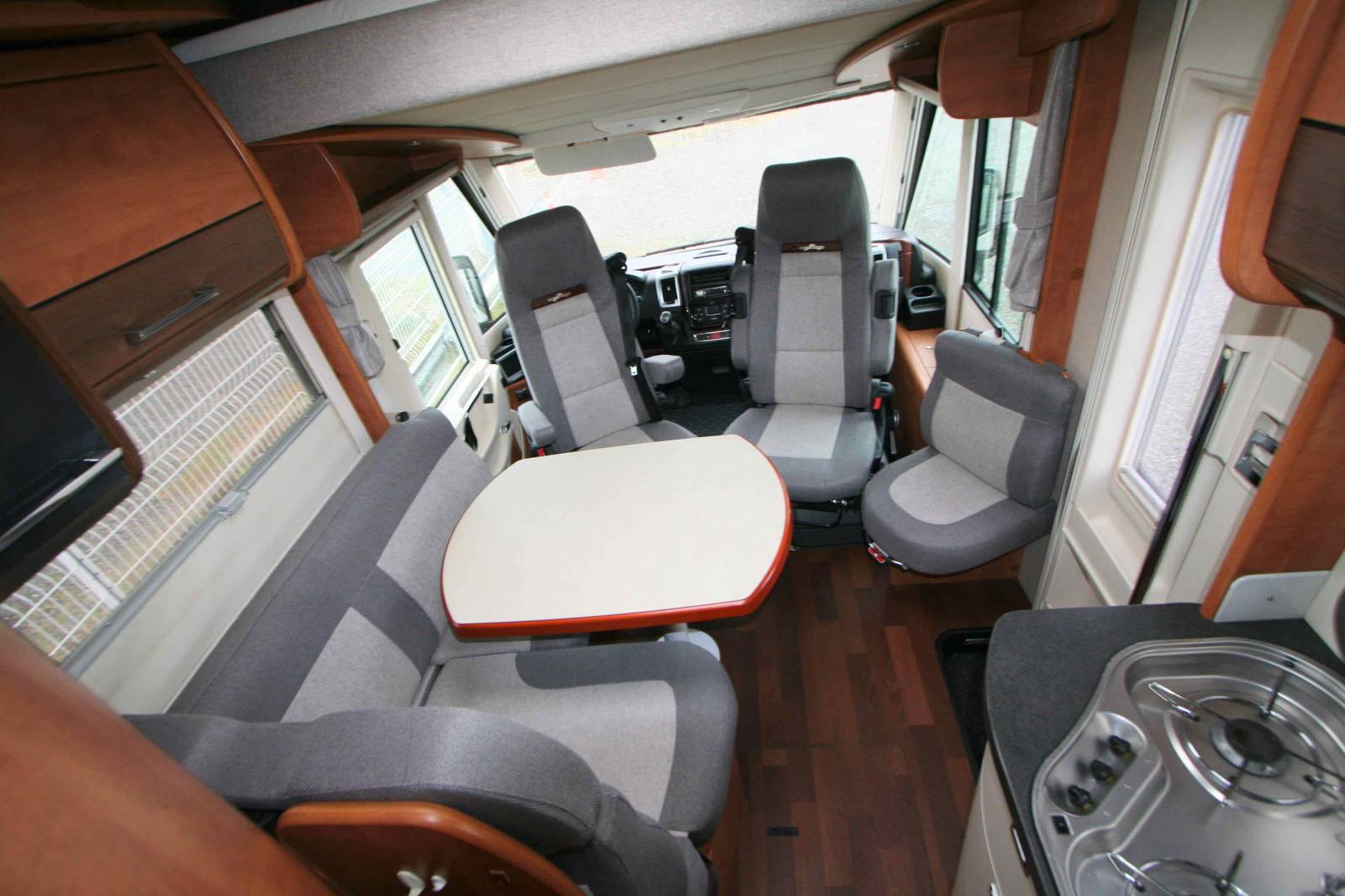 Camping-car intégral occasion, moins de 7 m, 4 places, lits jumeaux et de pavillon, Carthago Compactline I 143 LE, à Roques près de Toulouse (31)