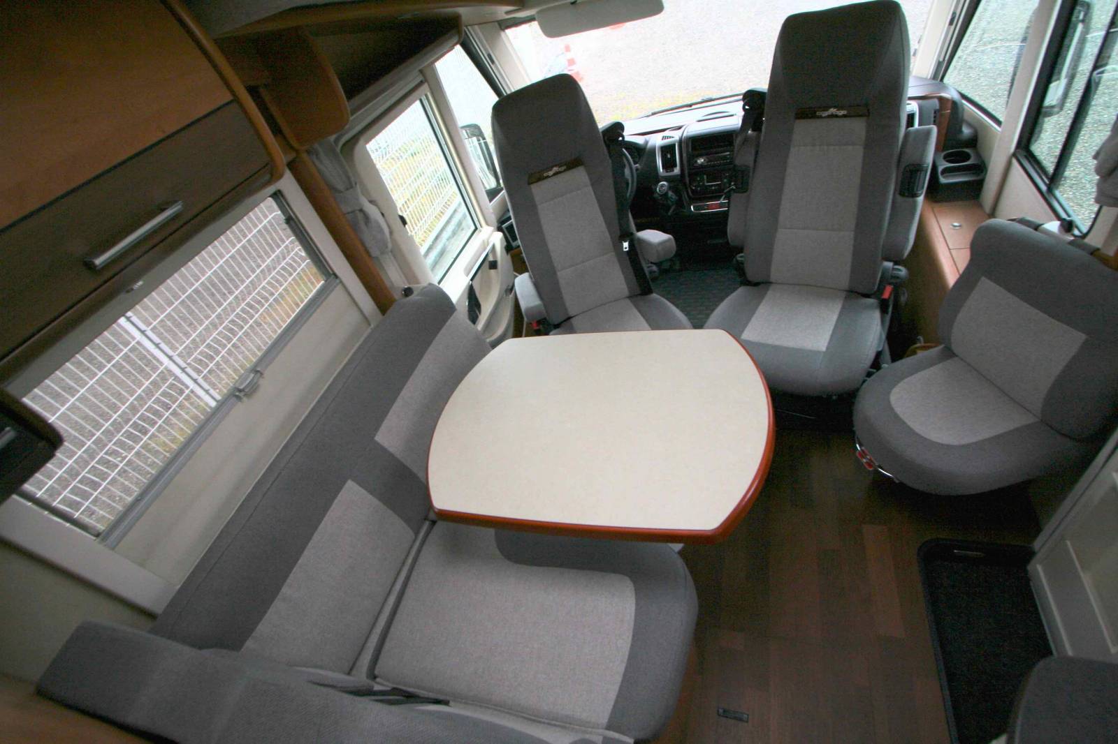 Camping-car intégral occasion, moins de 7 m, 4 places, lits jumeaux et de pavillon, Carthago Compactline I 143 LE, à Roques près de Toulouse (31)