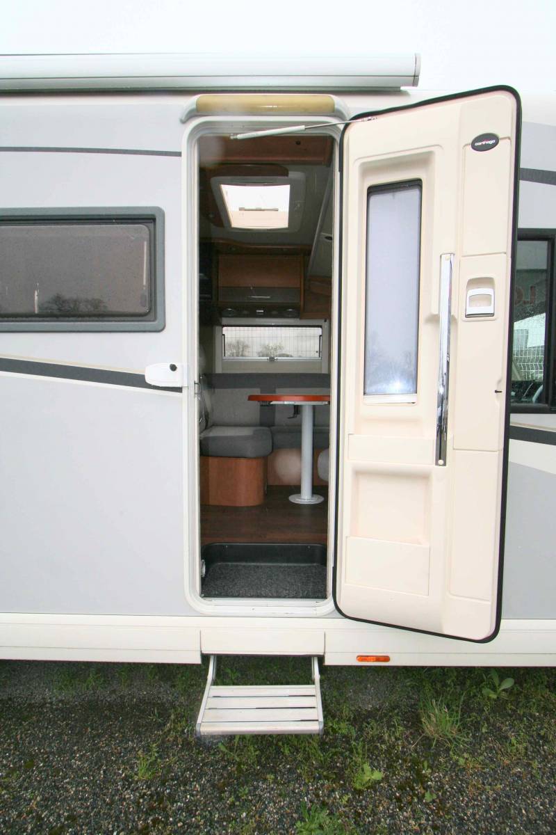 Achat Camping-car intégral occasion, moins de 7 m, 4 places, lits jumeaux et de pavillon, Carthago Compactline I 143 LE, à Roques près de Toulouse (31)