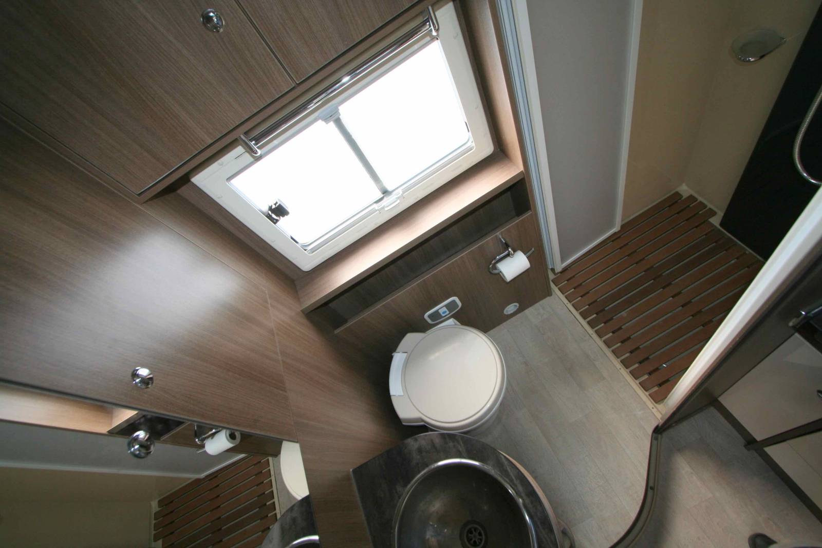 Camping-car occasion profilé, maxi-salon, 4 couchages, moins de 6 m, Challenger Graphite G30, à Roques, proche de Toulouse (31)