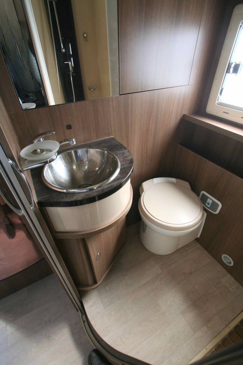 Camping-car occasion profilé, maxi-salon, 4 couchages, moins de 6 m, Challenger Graphite G30, à Roques, proche de Toulouse (31)