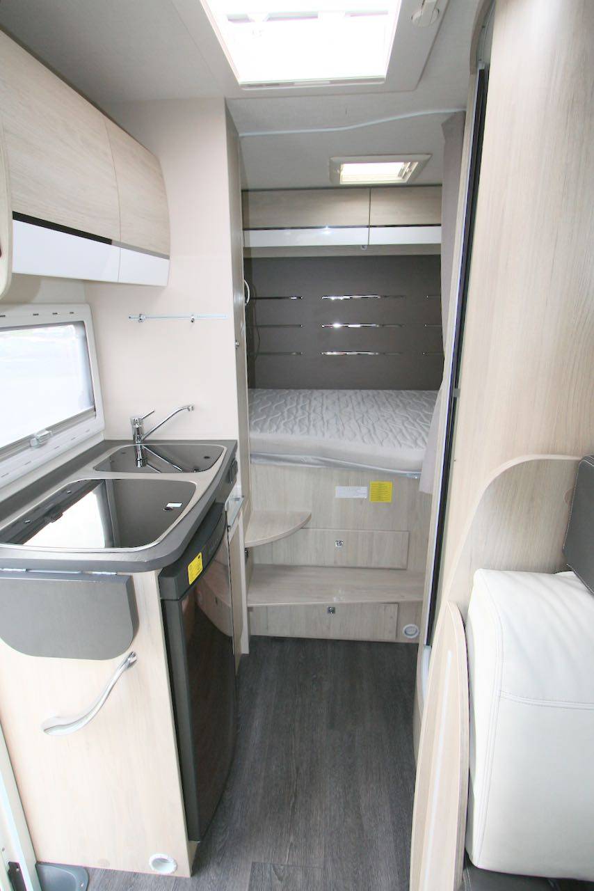 Achat Camping-car profilé d'occasion, presque neuf, lit sur soute, moins de 6 m, Challenger Genesis 194, à Roques proche de Toulouse (31)