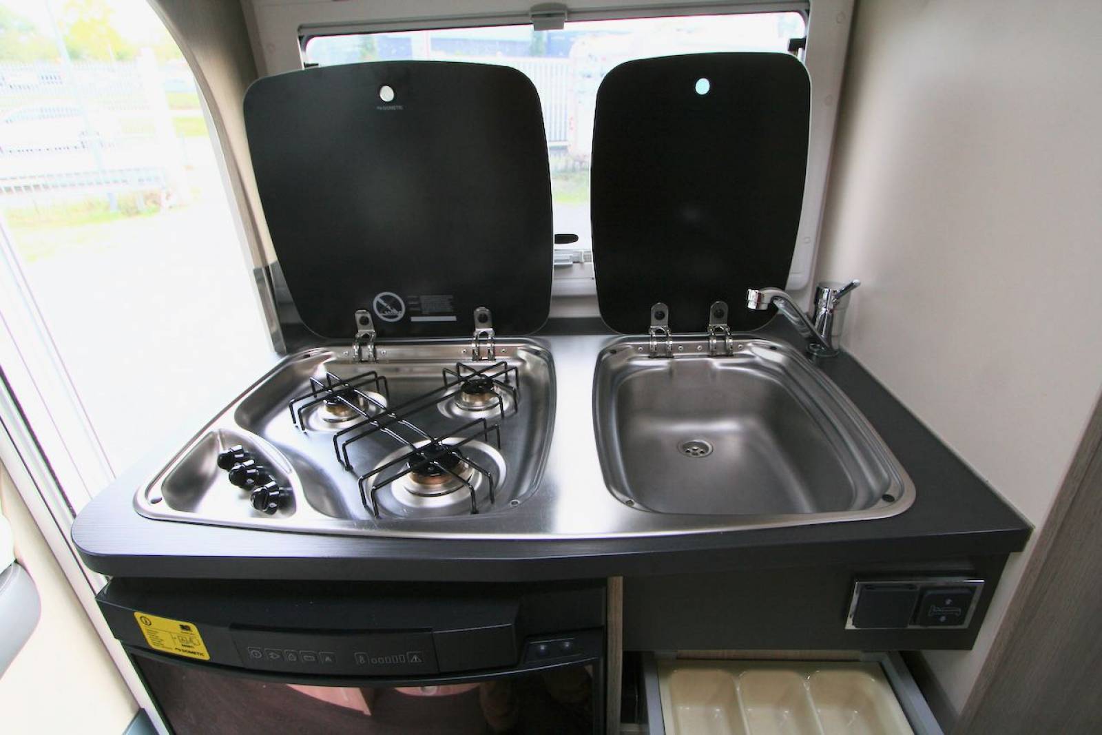 Vend Camping-car profilé d'occasion, presque neuf, lit sur soute, moins de 6 m, Challenger Genesis 194, à Roques proche de Toulouse (31)