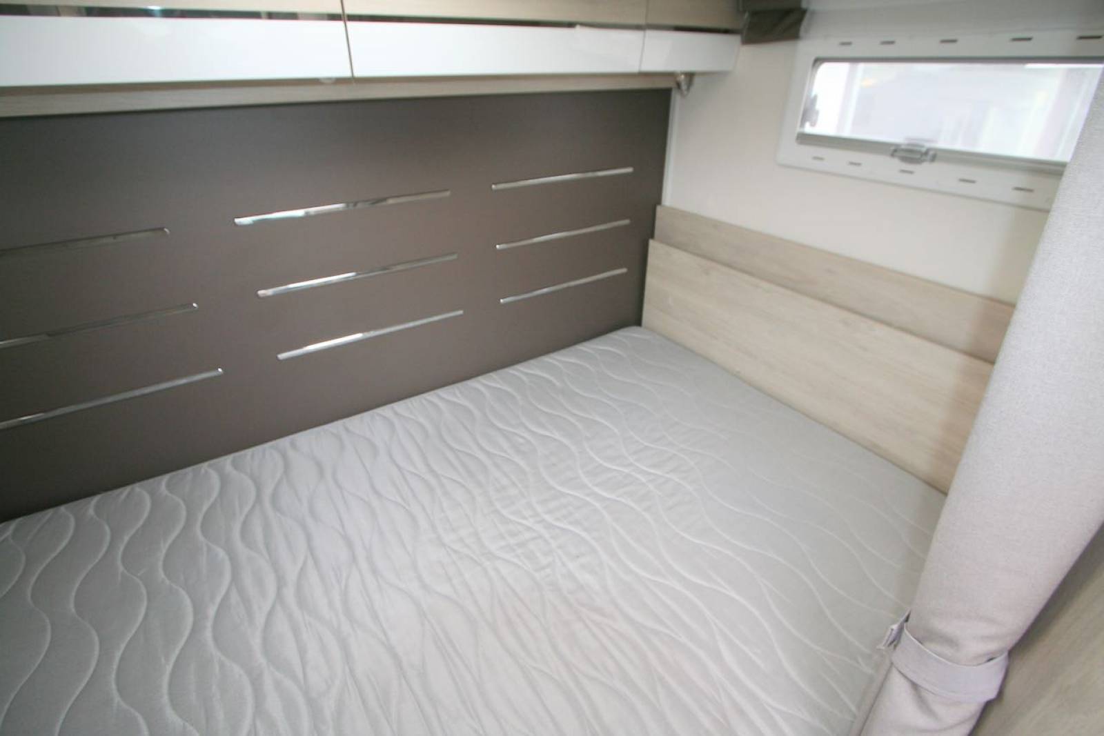 Camping-car profilé d'occasion, presque neuf, lit sur soute, moins de 6 m, Challenger Genesis 194, à Roques proche de Toulouse (31)