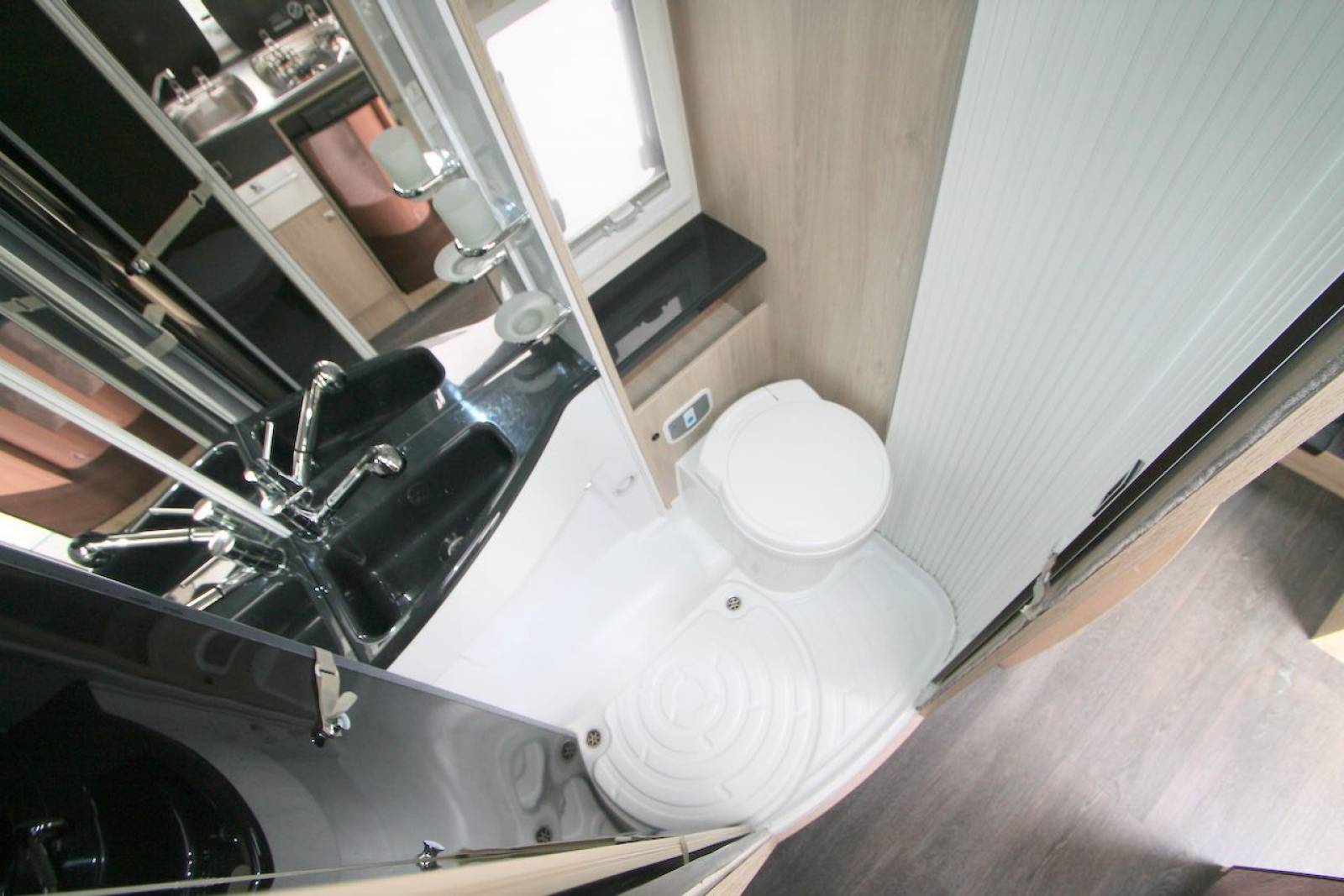 Camping-car profilé d'occasion, presque neuf, lit sur soute, moins de 6 m, Challenger Genesis 194, à Roques proche de Toulouse (31)