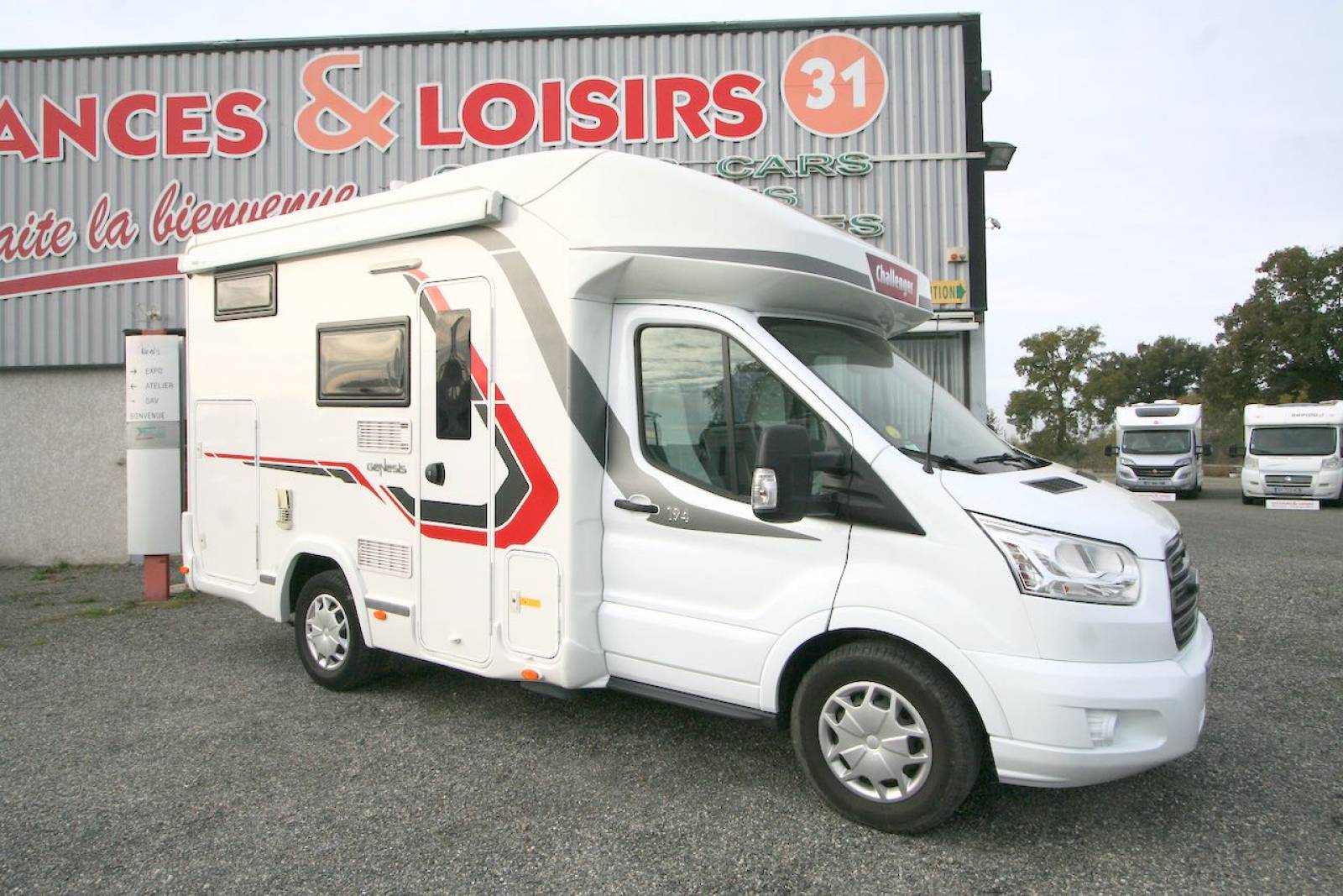 Camping-car profilé d'occasion, presque neuf, lit sur soute, moins de 6 m, Challenger Genesis 194, à Roques proche de Toulouse (31)