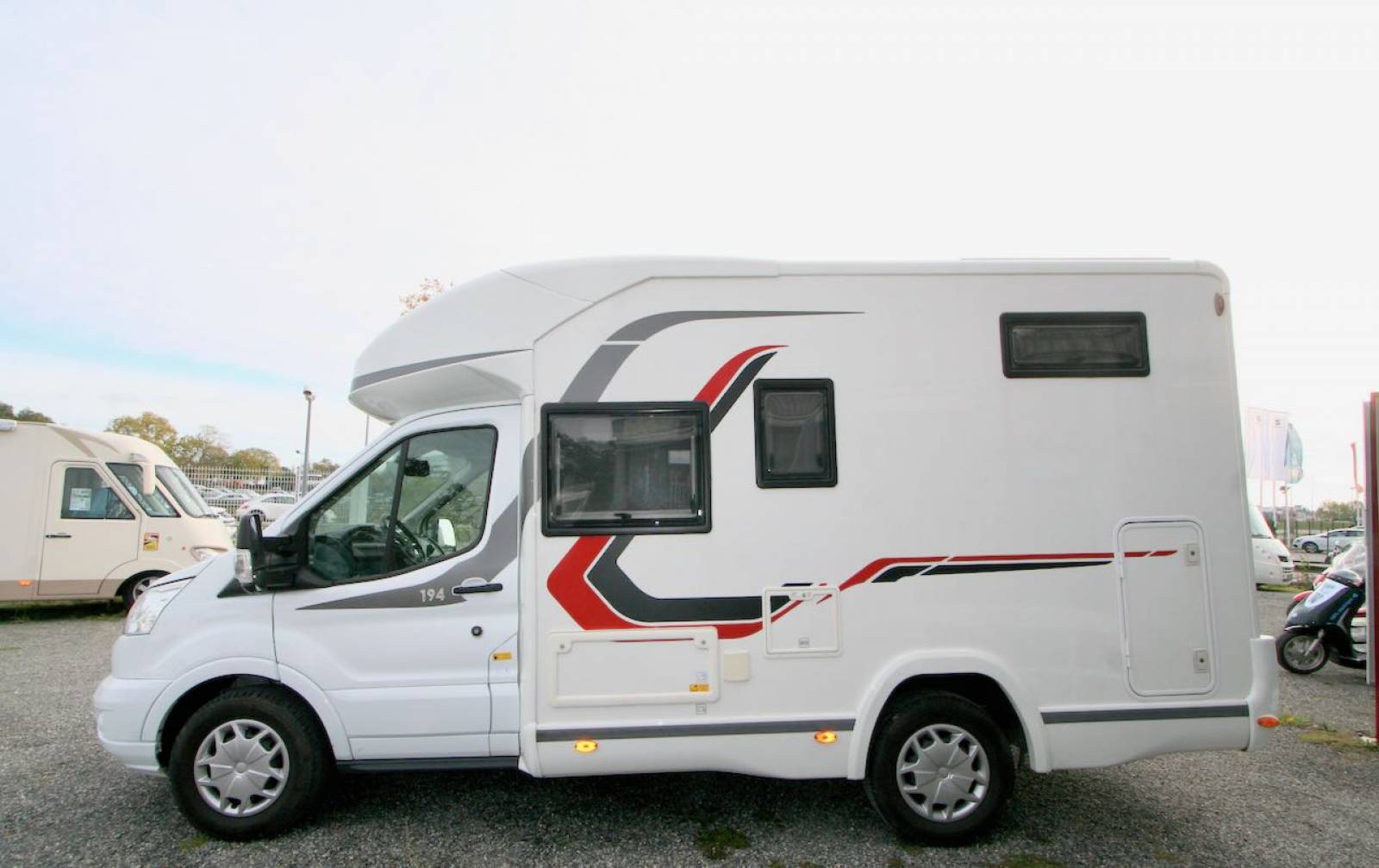 Vend Camping-car profilé d'occasion, presque neuf, lit sur soute, moins de 6 m, Challenger Genesis 194, à Roques proche de Toulouse (31)
