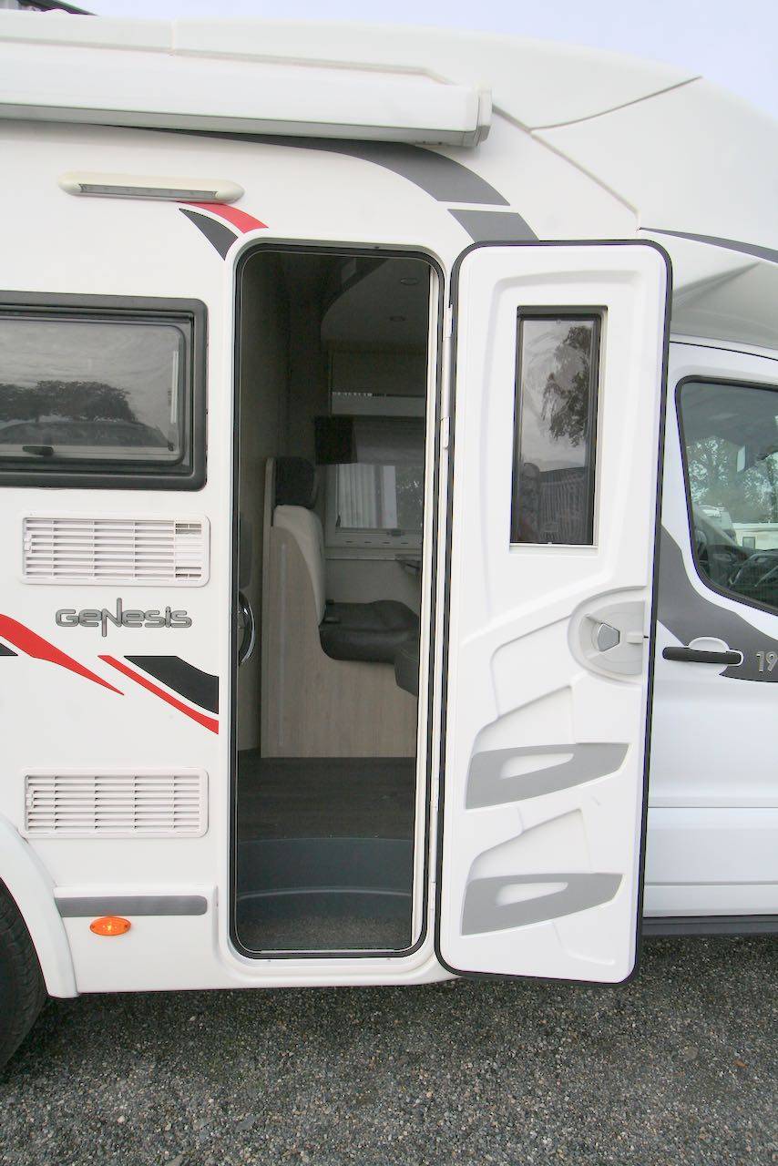 Camping-car profilé d'occasion, presque neuf, lit sur soute, moins de 6 m, Challenger Genesis 194, à Roques proche de Toulouse (31)