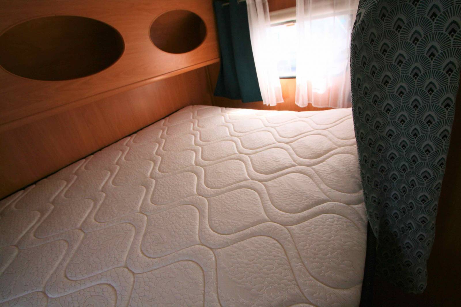 Vente Camping-car profilé occasion, lit sur grande soute, 4 couchages, Challenger Genesis 40, à Roques, proche Toulouse (31)