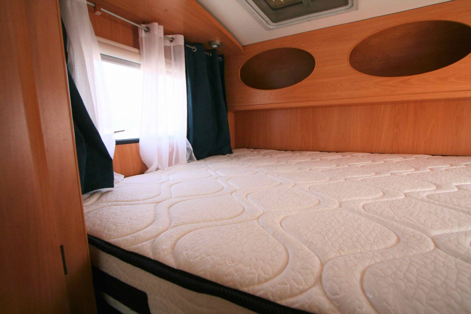 Camping-car profilé occasion, lit sur grande soute, 4 couchages, Challenger Genesis 40, à Roques, proche Toulouse (31)