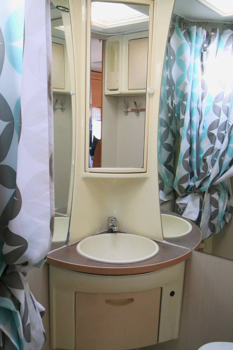 Achat Camping-car profilé occasion, lit sur grande soute, 4 couchages, Challenger Genesis 40, à Roques, proche Toulouse (31)