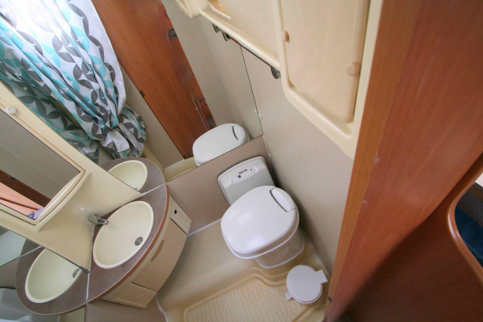 Camping-car profilé occasion, lit sur grande soute, 4 couchages, Challenger Genesis 40, à Roques, proche Toulouse (31)