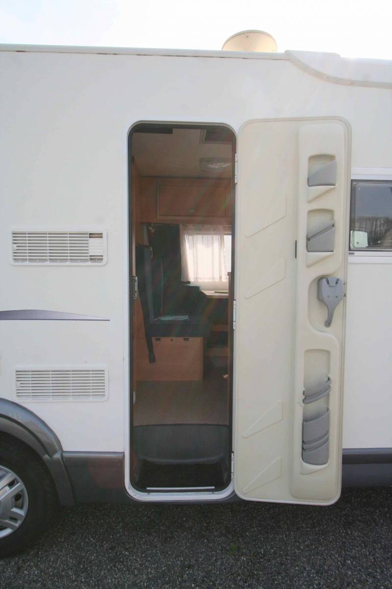 Camping-car profilé occasion, lit sur grande soute, 4 couchages, Challenger Genesis 40, à Roques, proche Toulouse (31)