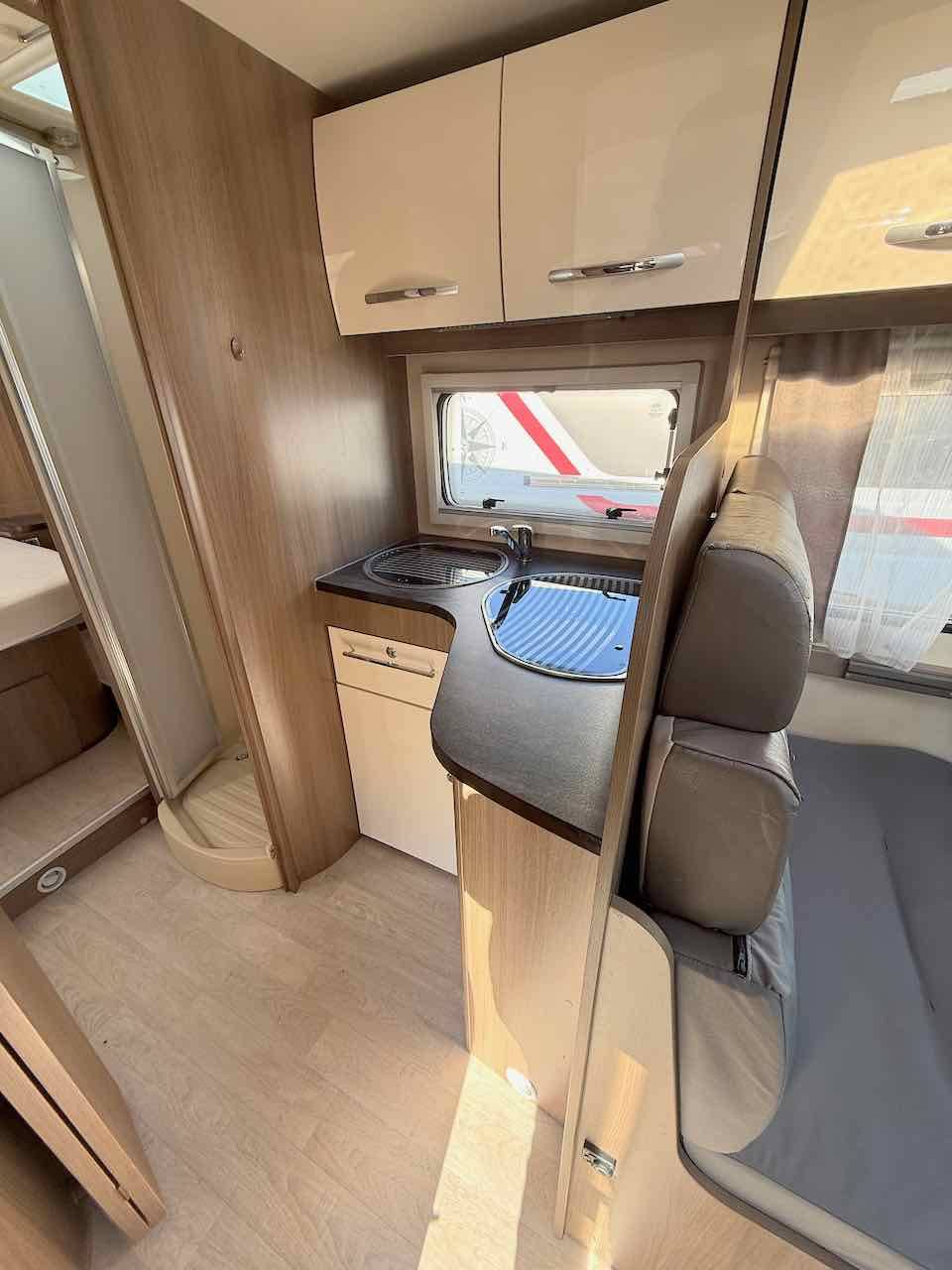 Camping-car Profilé occasion, 4 places, 3 couchages, lit central, Chausson Best Of 28 CE, chez Vacances et Loisirs à Roques proche de Toulouse