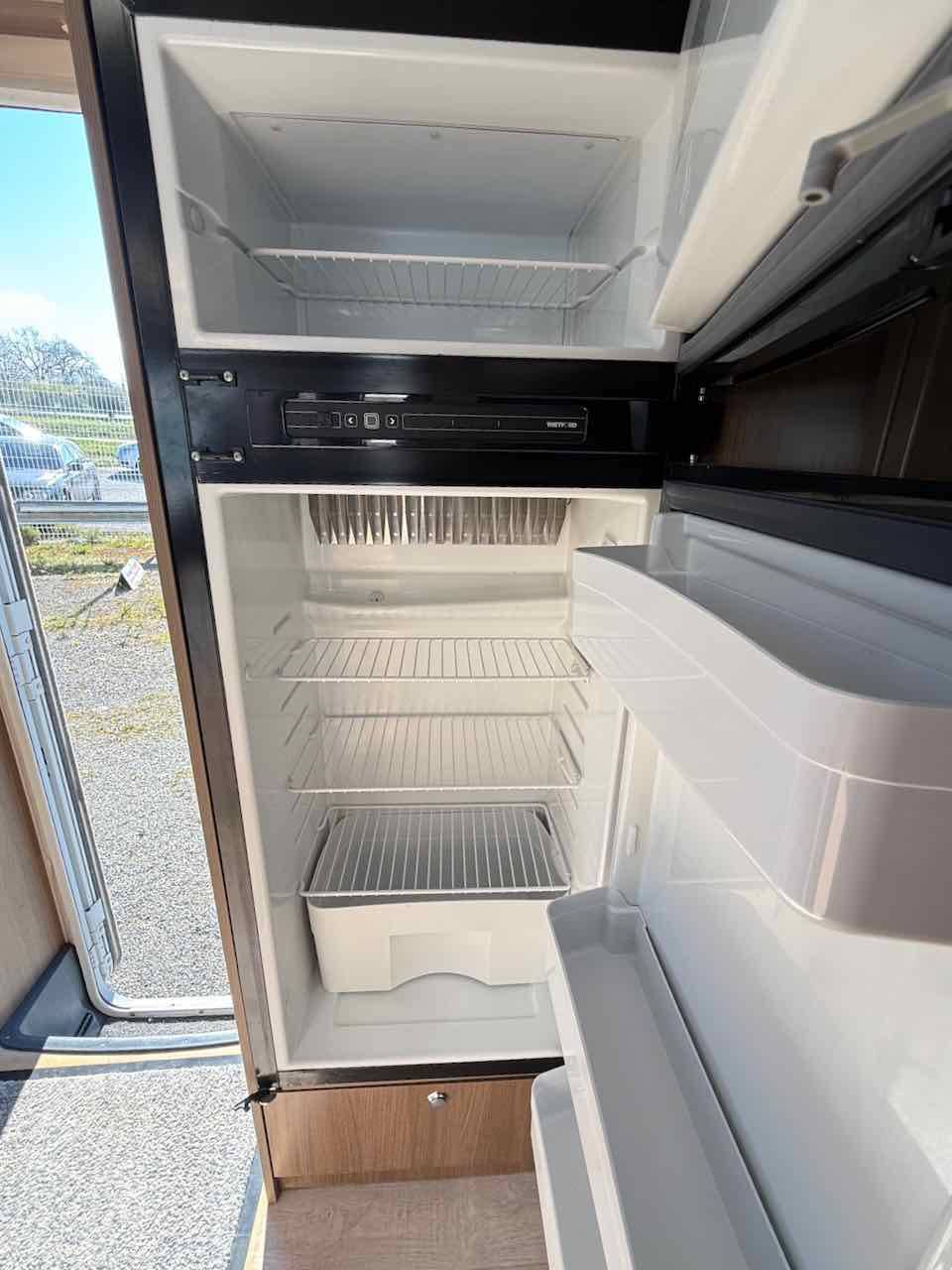 Vend Camping-car Profilé occasion, 4 places, 3 couchages, lit central, Chausson Best Of 28 CE, chez Vacances et Loisirs à Roques proche de Toulouse