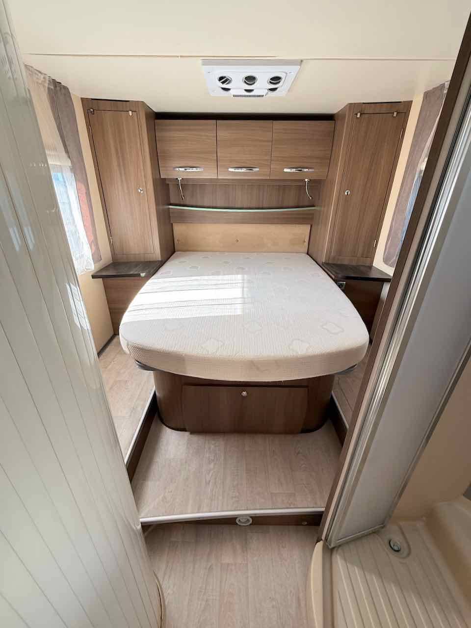 Camping-car Profilé occasion, 4 places, 3 couchages, lit central, Chausson Best Of 28 CE, chez Vacances et Loisirs à Roques proche de Toulouse