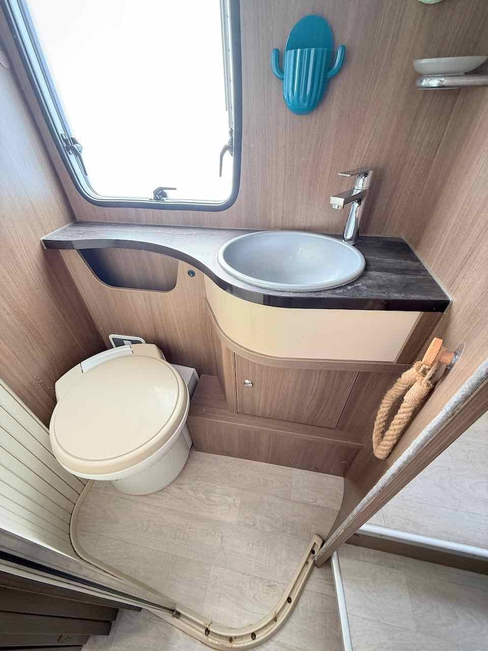 Vend Camping-car Profilé occasion, 4 places, 3 couchages, lit central, Chausson Best Of 28 CE, chez Vacances et Loisirs à Roques proche de Toulouse