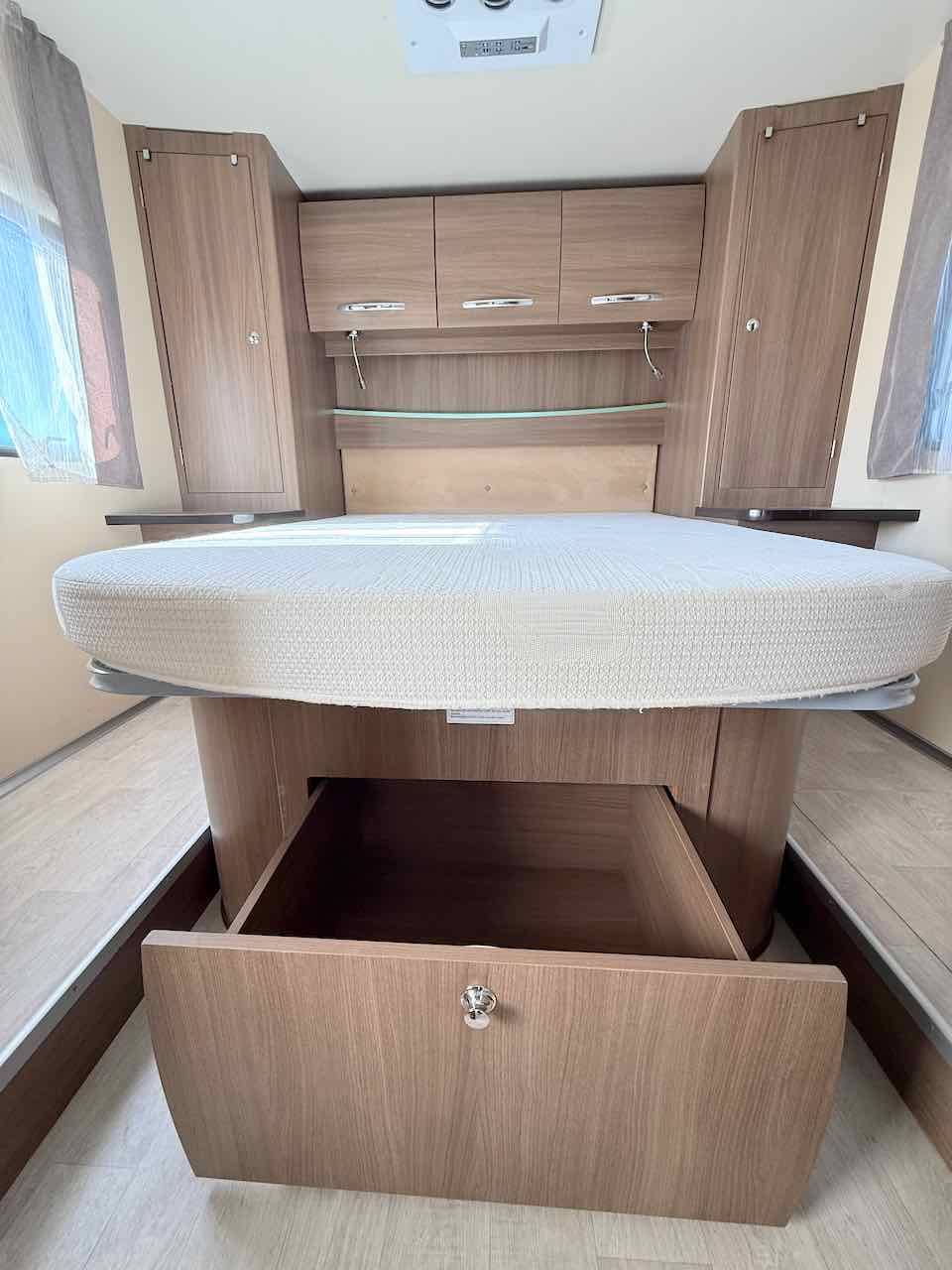 Vend Camping-car Profilé occasion, 4 places, 3 couchages, lit central, Chausson Best Of 28 CE, chez Vacances et Loisirs à Roques proche de Toulouse