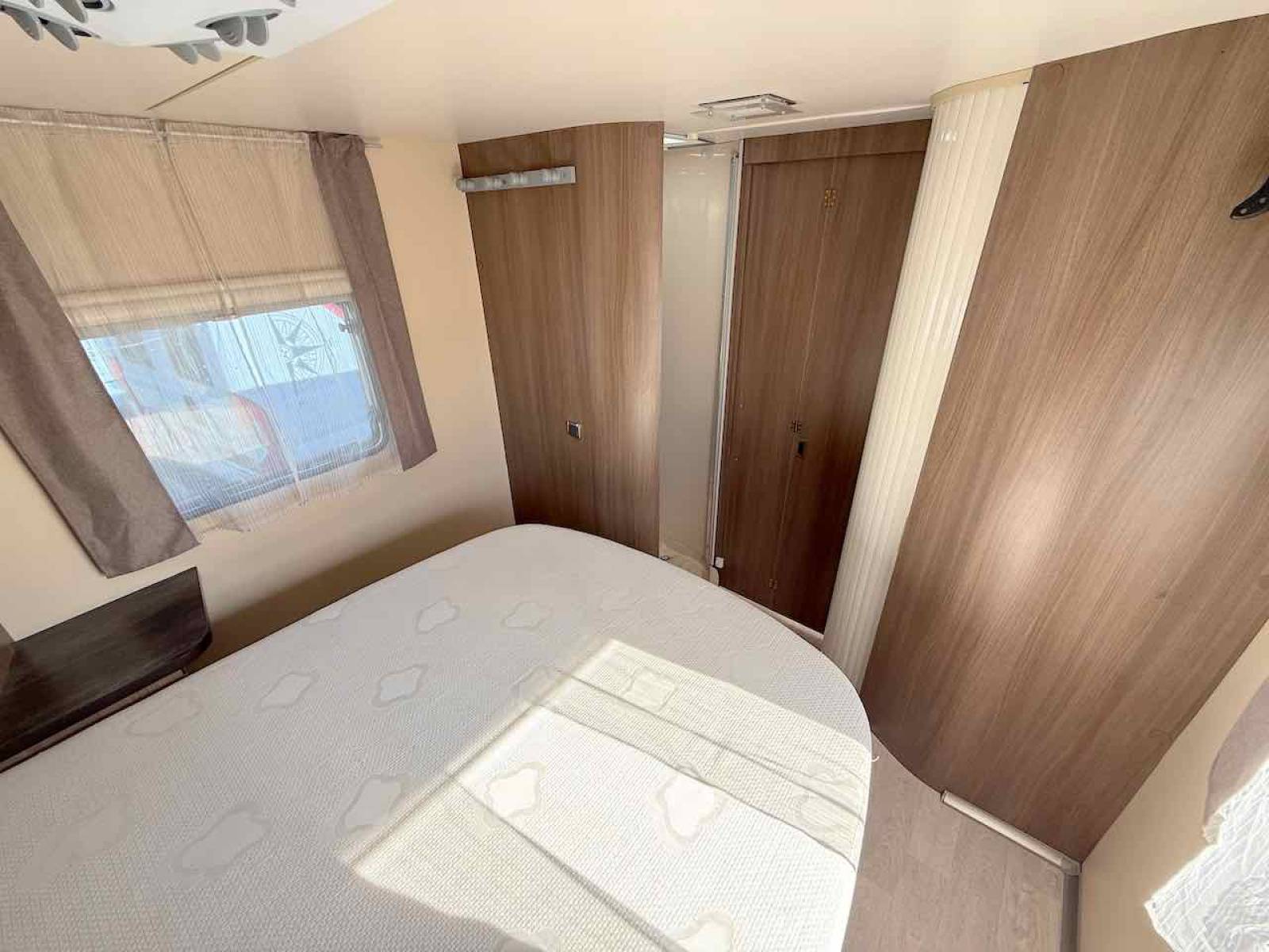 Camping-car Profilé occasion, 4 places, 3 couchages, lit central, Chausson Best Of 28 CE, chez Vacances et Loisirs à Roques proche de Toulouse