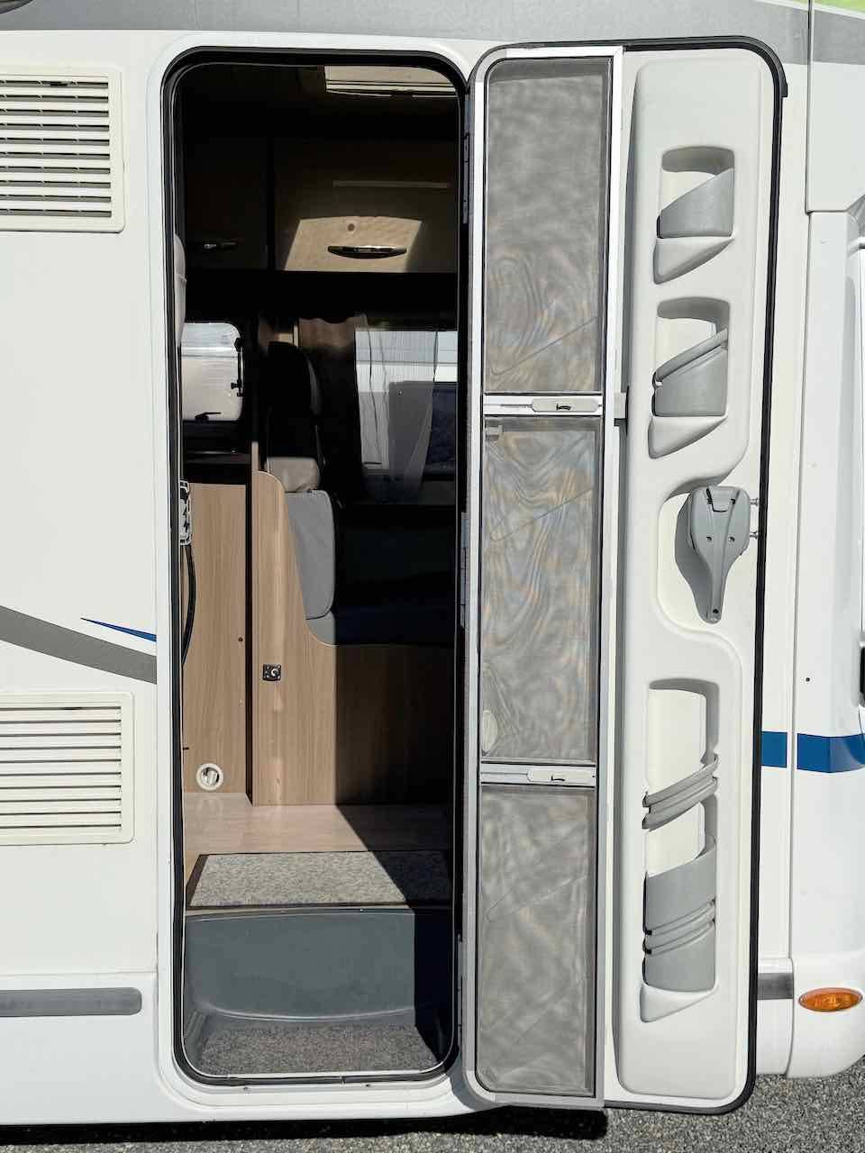Camping-car Profilé occasion, 4 places, 3 couchages, lit central, Chausson Best Of 28 CE, chez Vacances et Loisirs à Roques proche de Toulouse