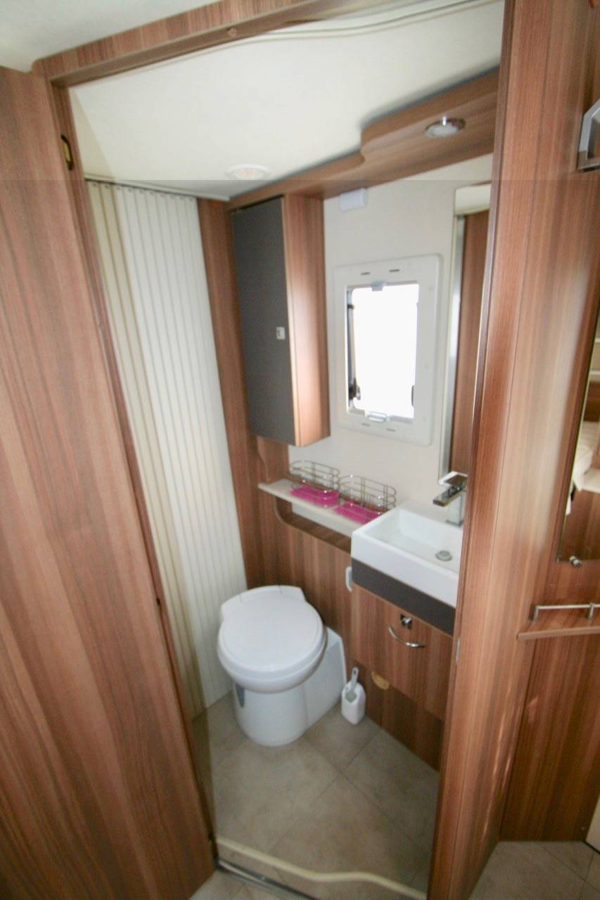 Camping-car intégral occasion lit central, Chausson Exaltis 7018 à Roques près Toulouse (31)