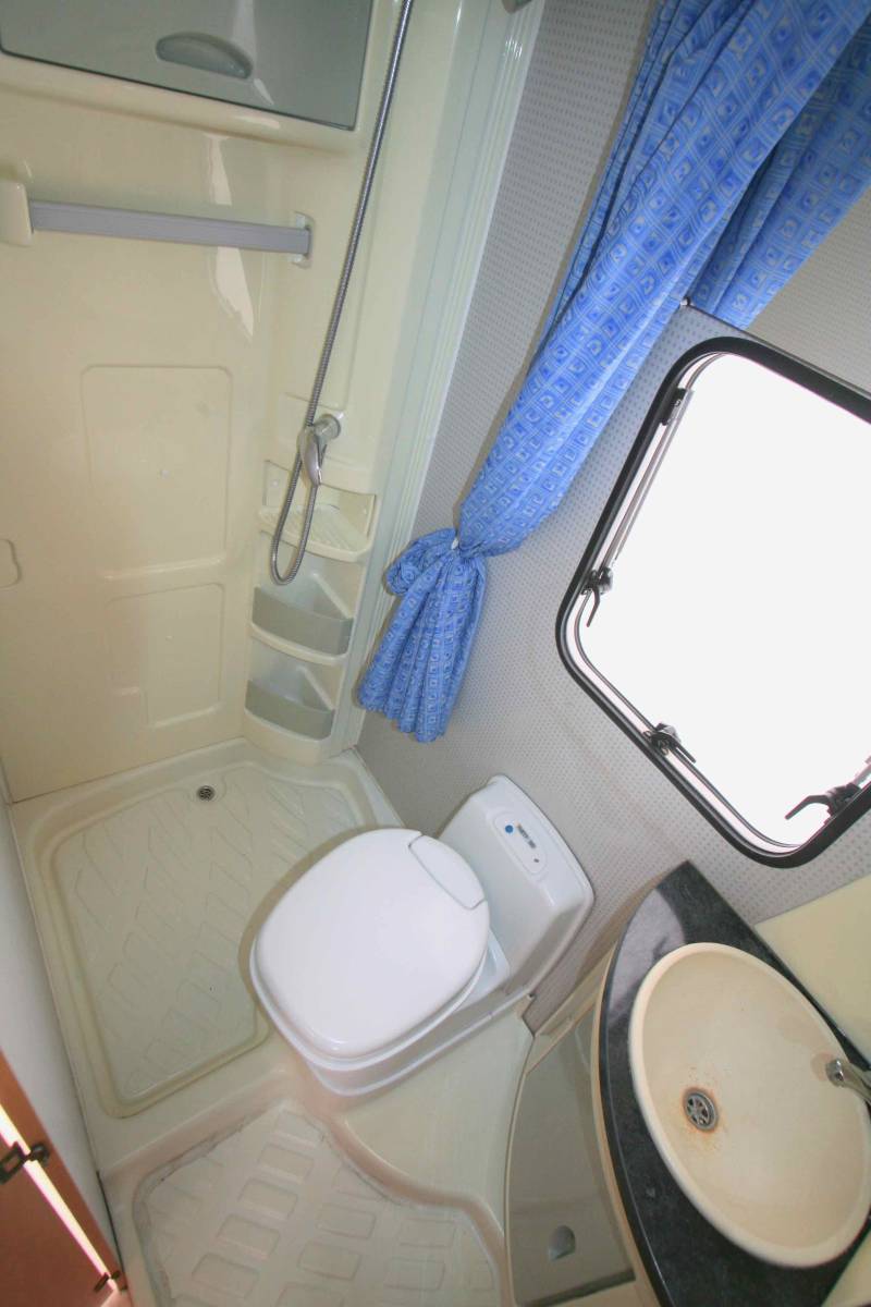 Achat Camping-car capucine occasion, petit prix, lits superposés, 7 m, double dînette, 7 couchages, 5 places carte grise, Chausson Flash 05, à Roques proche de Toulouse (31)