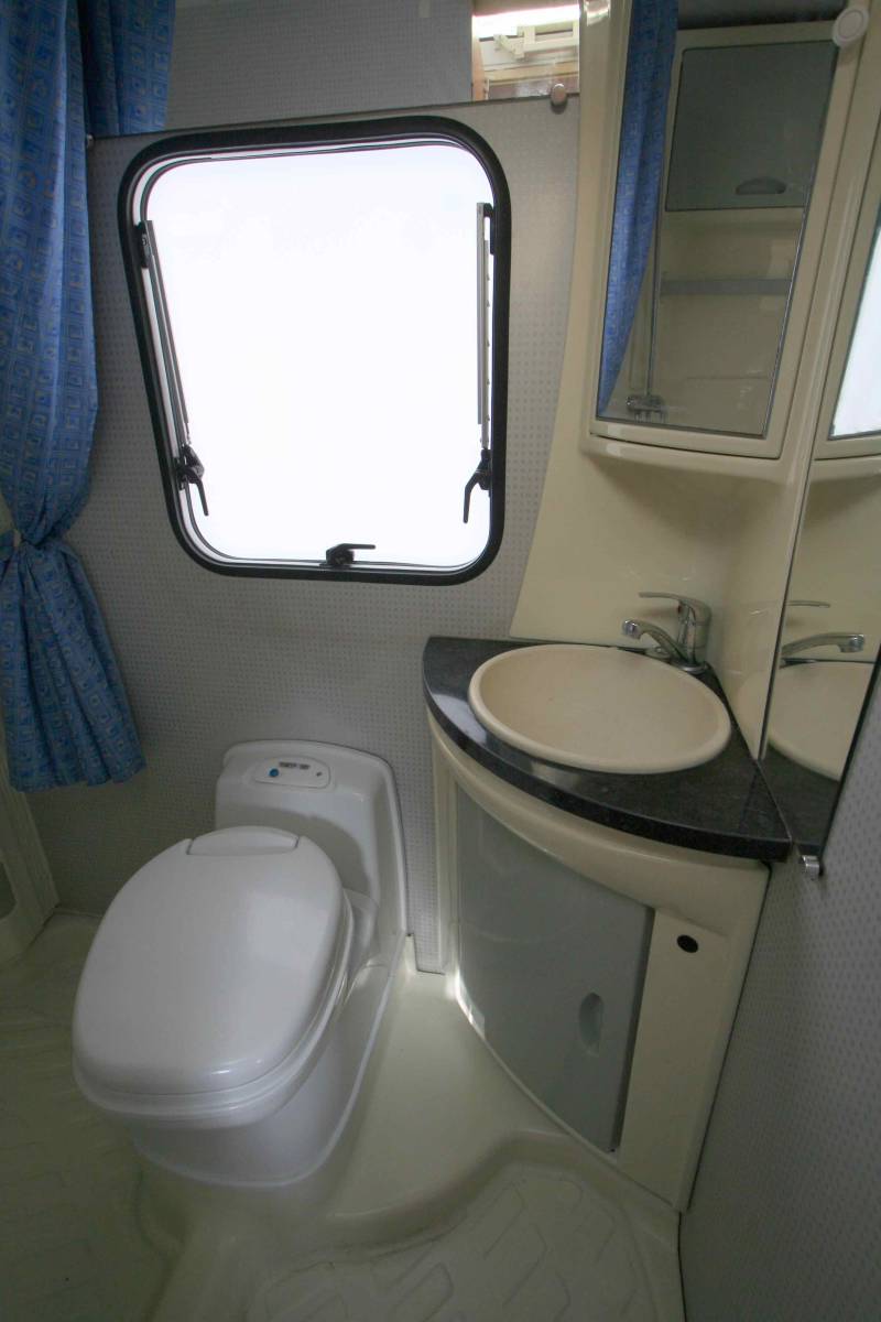 Vend Camping-car capucine occasion, petit prix, lits superposés, 7 m, double dînette, 7 couchages, 5 places carte grise, Chausson Flash 05, à Roques proche de Toulouse (31)