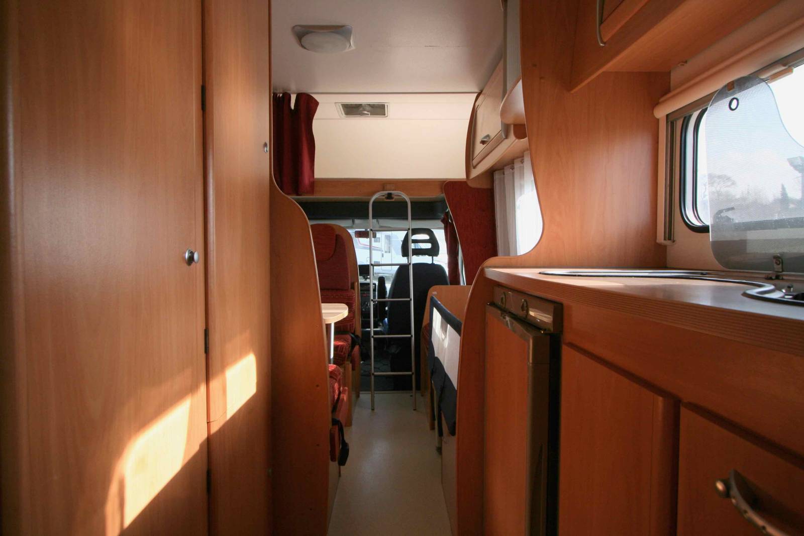 Camping-car capucine occasion, petit prix, lits superposés, 7 m, double dînette, 7 couchages, 5 places carte grise, Chausson Flash 05, chez Vacances et Loisirsà Roques proche de Toulouse (31)