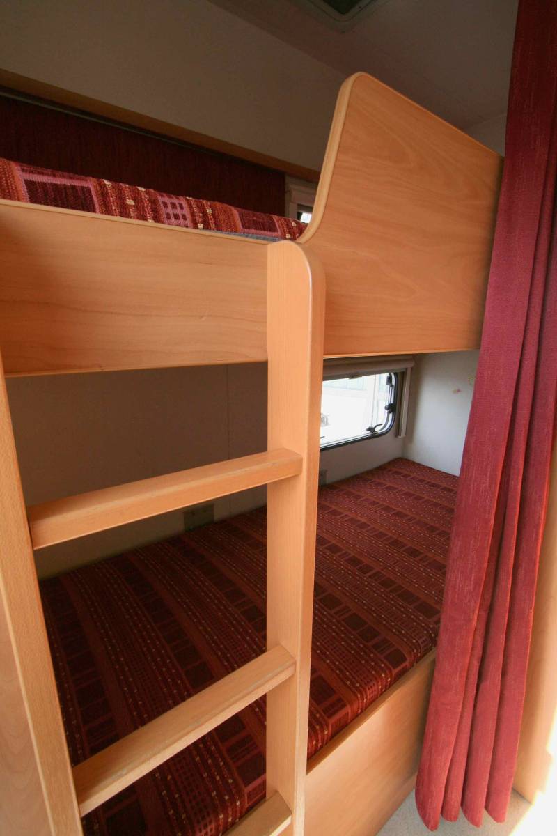 Achat Camping-car capucine occasion, petit prix, lits superposés, 7 m, double dînette, 7 couchages, 5 places carte grise, Chausson Flash 05, à Roques proche de Toulouse (31)