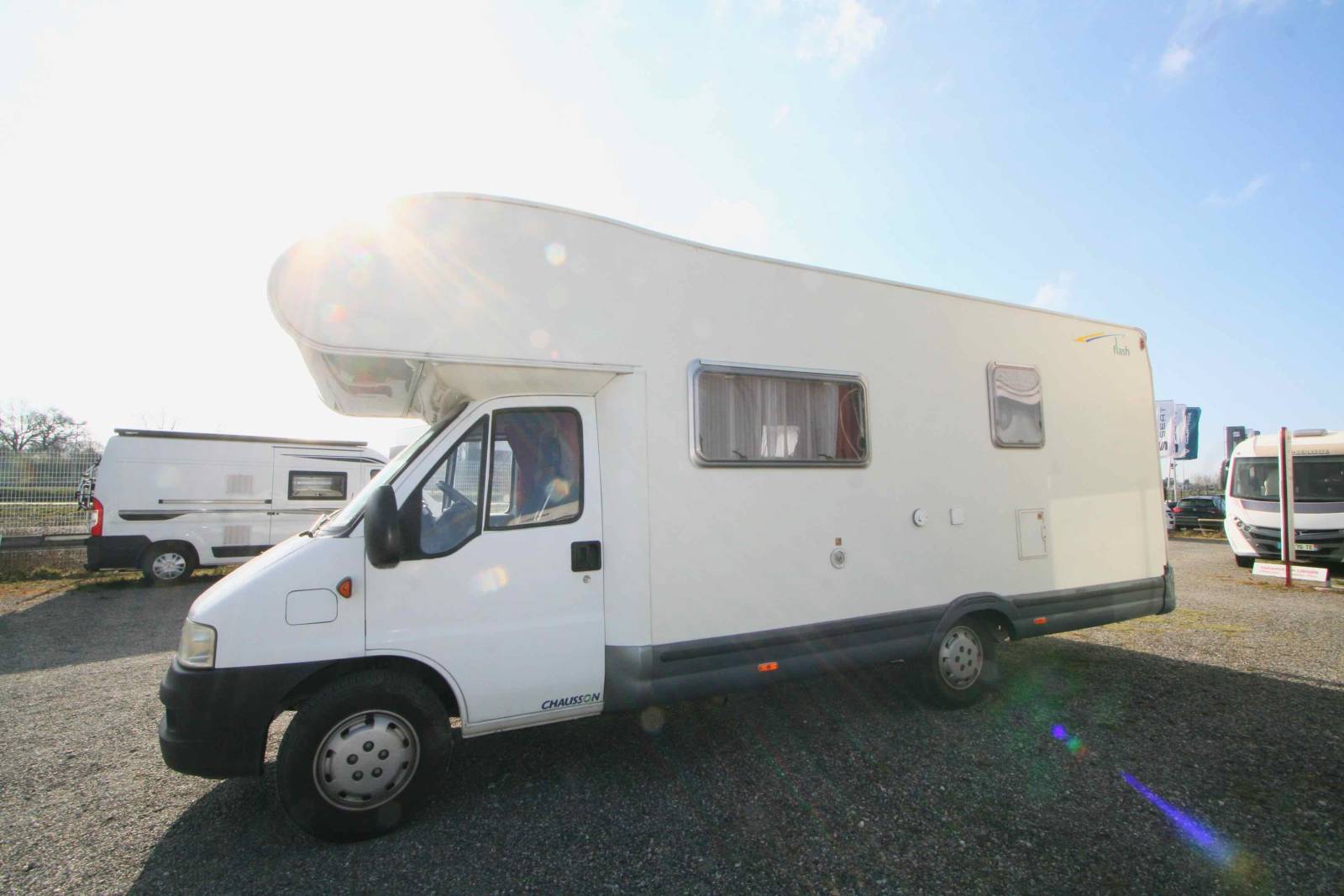 Camping-car capucine occasion, petit prix, lits superposés, 7 m, double dînette, 7 couchages, 5 places carte grise, Chausson Flash 05, chez Vacances et Loisirsà Roques proche de Toulouse (31)