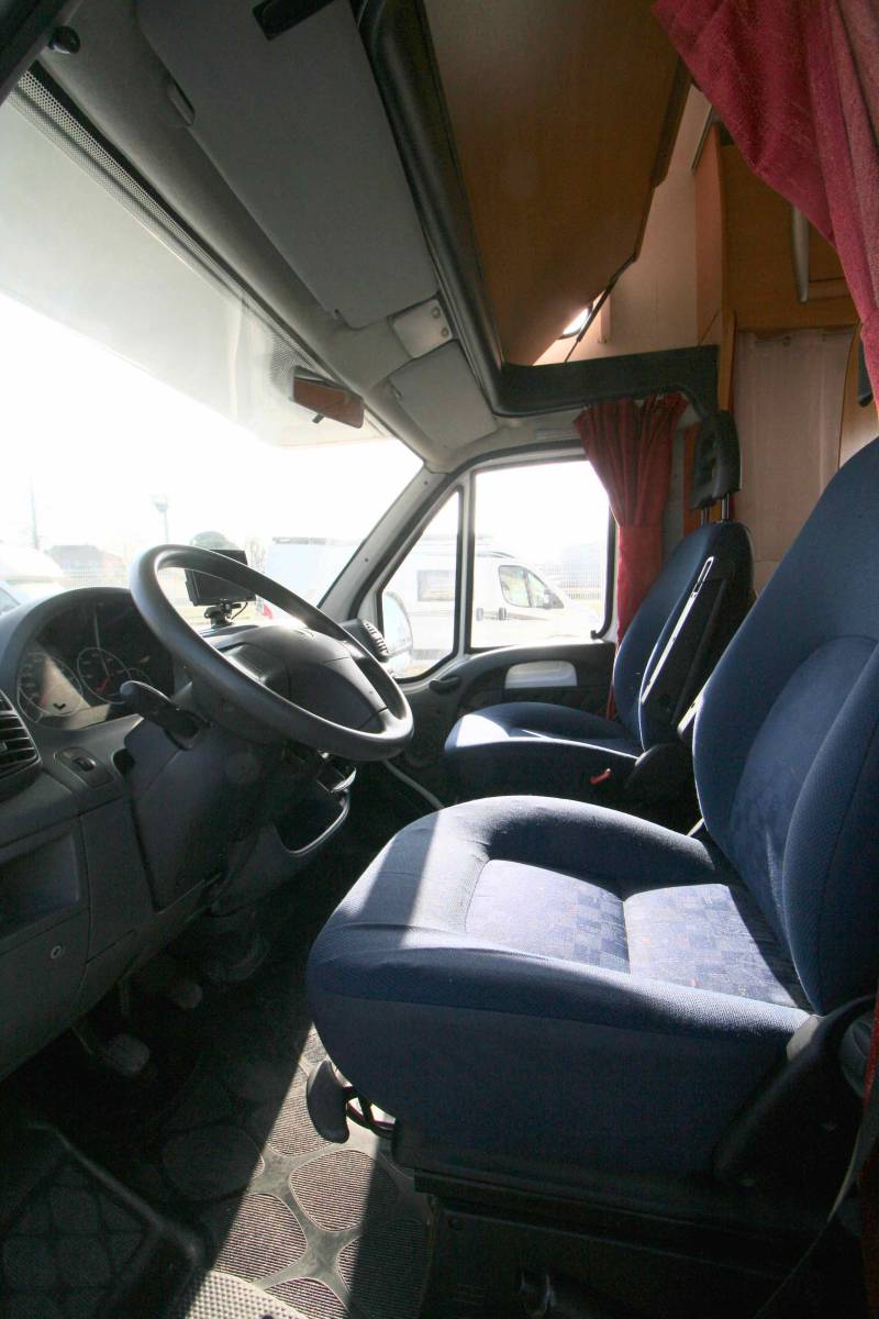 Achat Camping-car capucine occasion, petit prix, lits superposés, 7 m, double dînette, 7 couchages, 5 places carte grise, Chausson Flash 05, à Roques proche de Toulouse (31)