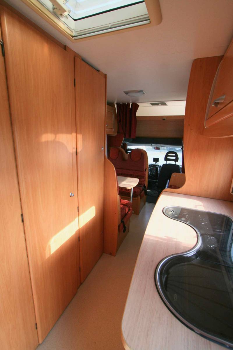 Vend Camping-car capucine occasion, petit prix, lits superposés, 7 m, double dînette, 7 couchages, 5 places carte grise, Chausson Flash 05, à Roques proche de Toulouse (31)